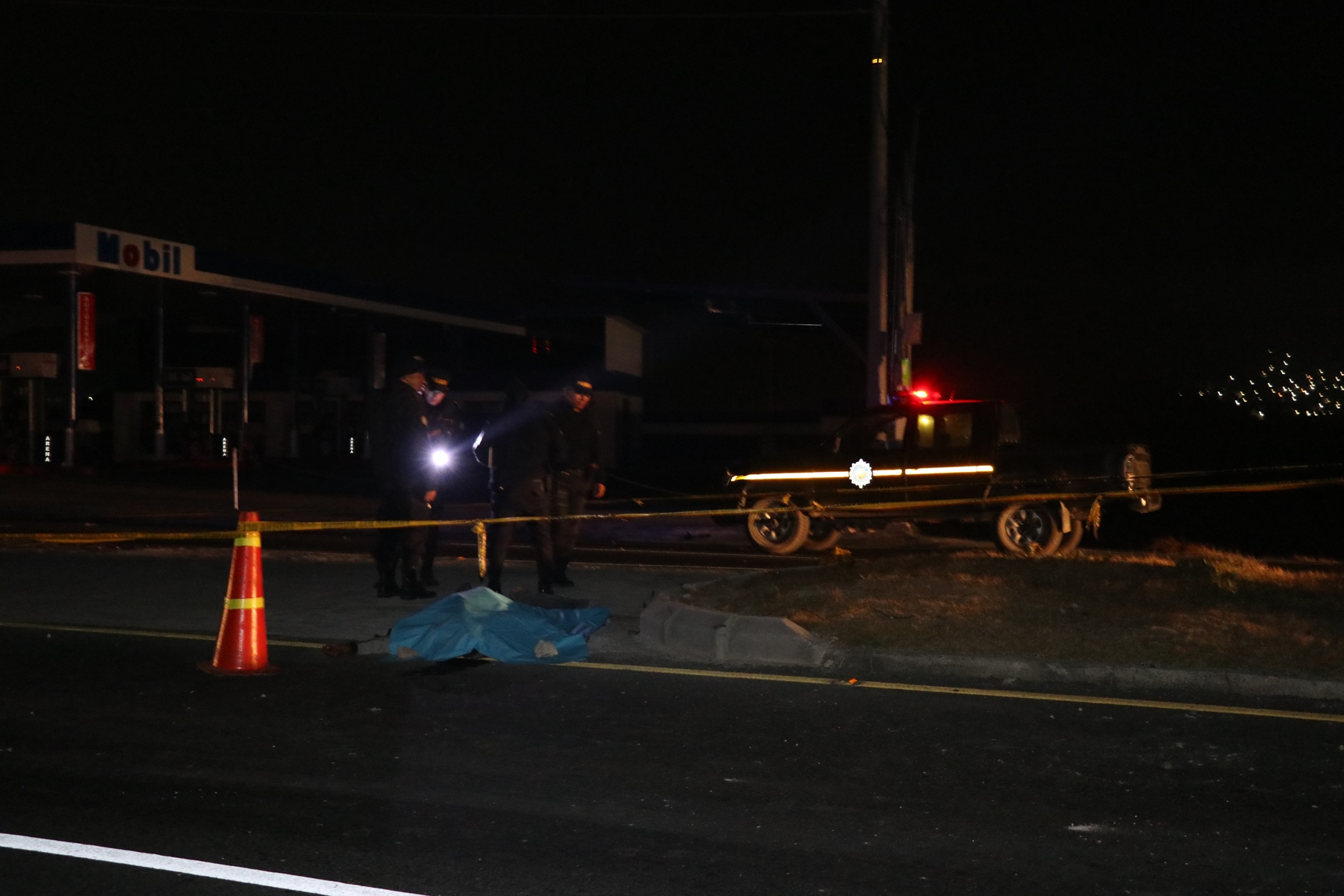 En la circunvalación de Salcajá se localizaron dos cadáveres, victimas del accidente. (Foto Prensa Libre: María Longo) 