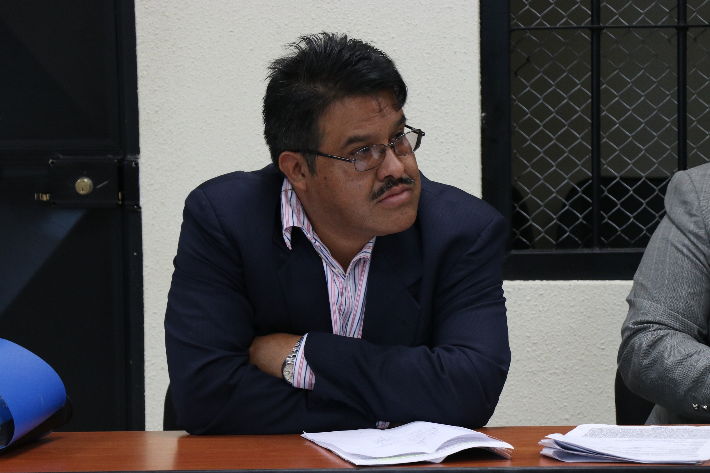 Braulio Jenner Rodríguez Alfaro escucha los hechos en su contra.. (Foto Prensa Libre: María Longo) 
