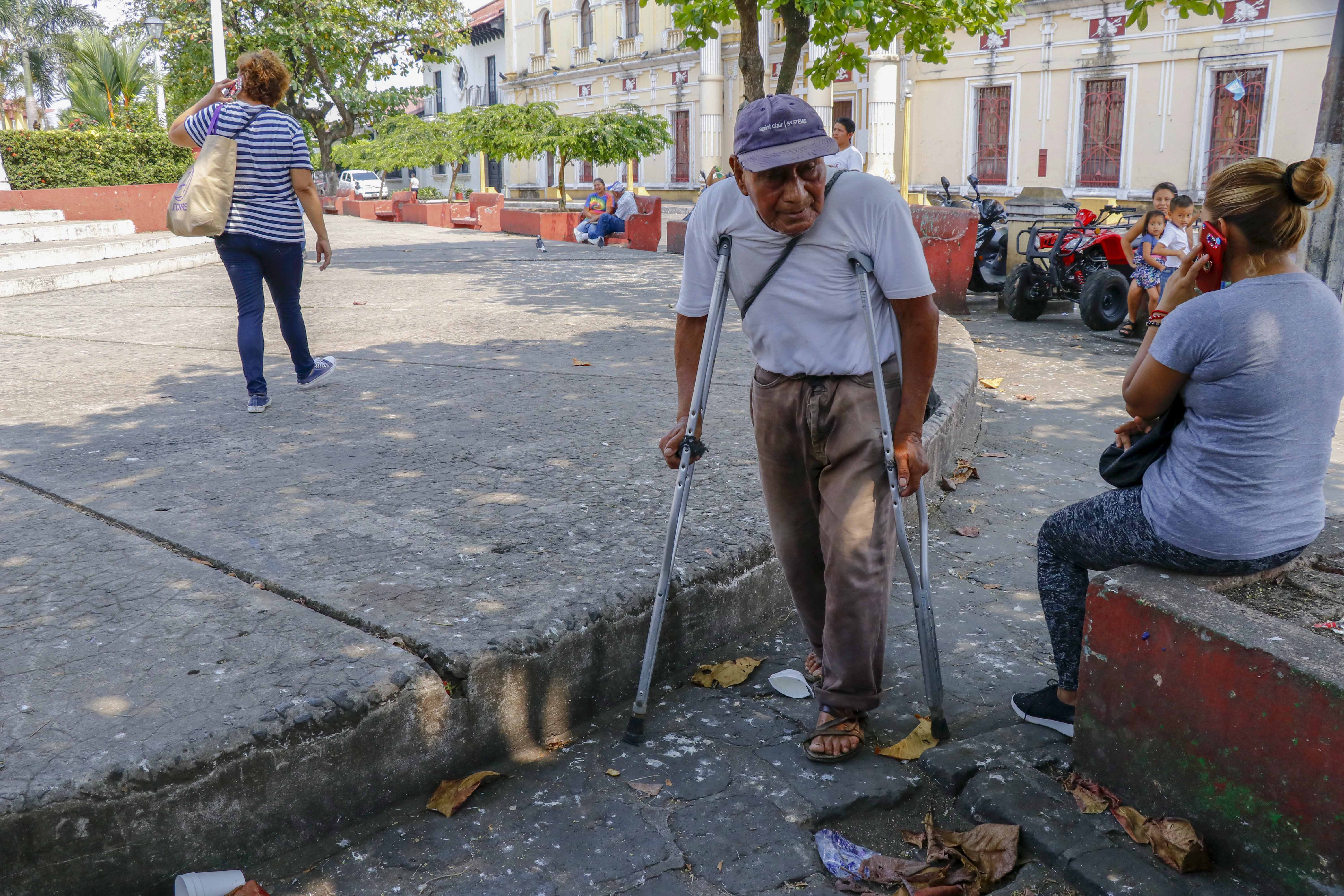 La falta de infraestructura adecuada afecta a personas que se movilizan con muletas por Retalhuleu. (Foto Prensa Libre. Rolando Miranda).