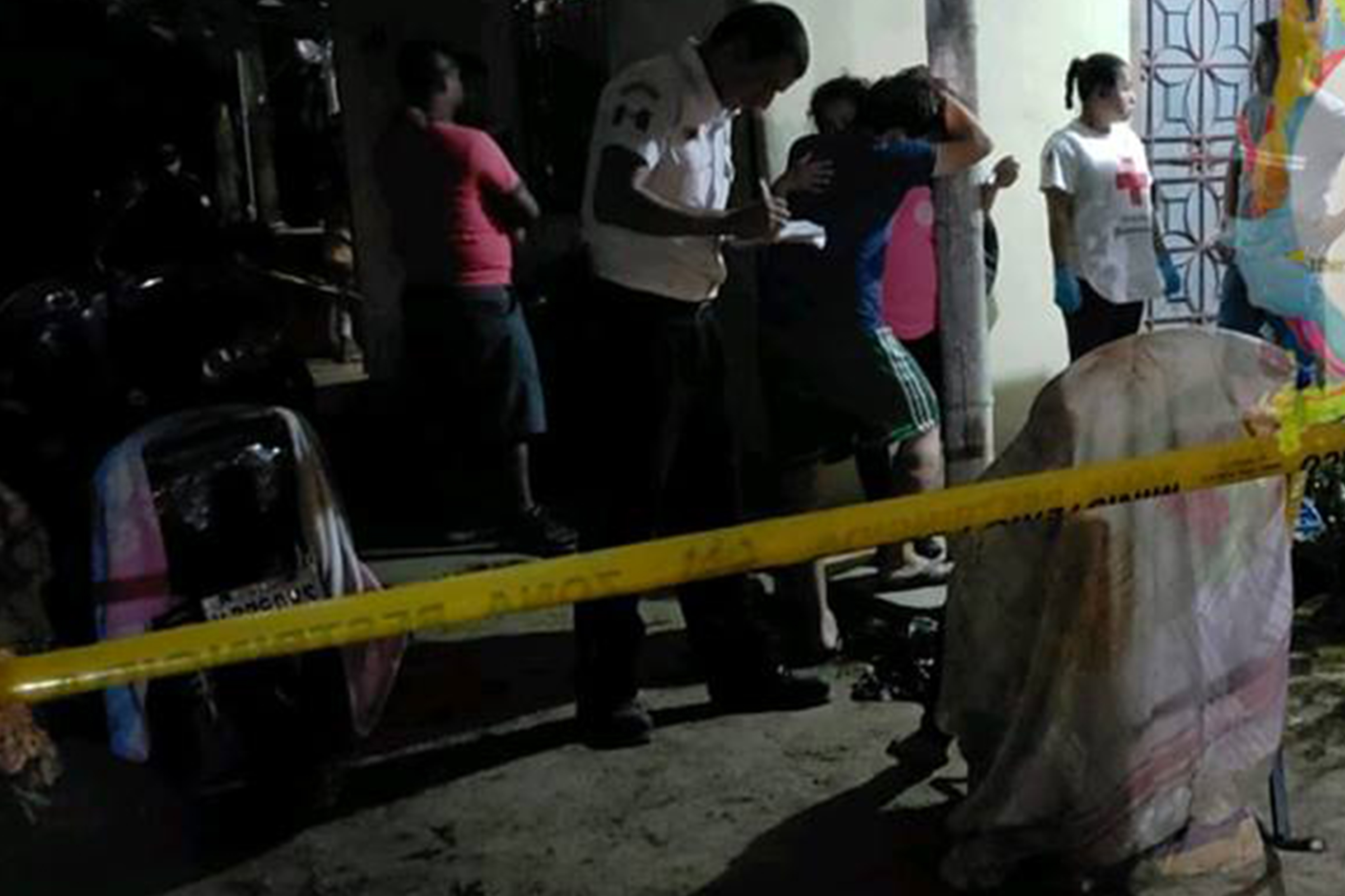 Autoridades revisan área donde murió mujer embarazada. (Foto Prensa Libre: Whitmer Barrera)