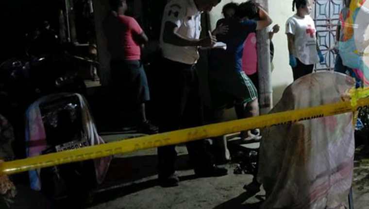 Autoridades revisan área donde murió mujer embarazada. (Foto Prensa Libre: Whitmer Barrera)