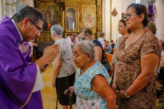 En Retalhuleu se hicieron largas filas para reicibir la señal de la cruz. (Foto Prensa Libre: Rolando Miranda.) 