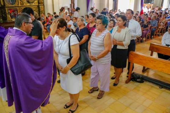 Fieles católicos recibieron la imposición de ceniza en las iglesias. (Foto Prensa Libre: Rolando Miranda.)