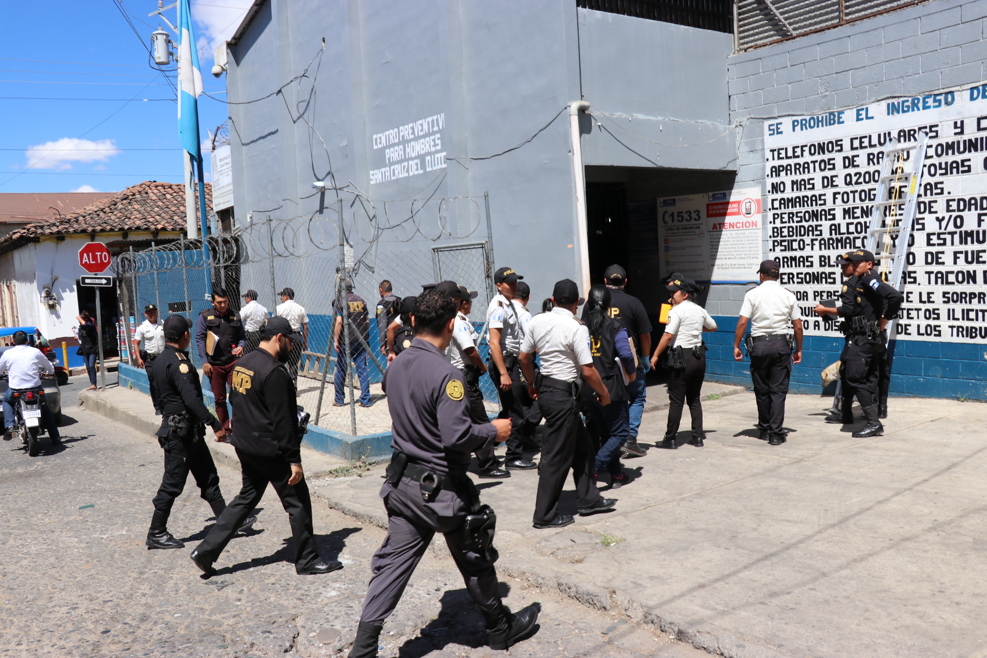 Agentes de la Policía Nacional Civil y fiscales del MP ingresan al preventivo para hombres en Santa del Quiché. (Foto Prensa Libre: Héctor Cordero). 