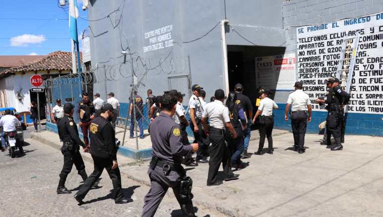 Agentes de la Policía Nacional Civil y fiscales del MP ingresan al preventivo para hombres en Santa del Quiché. (Foto Prensa Libre: Héctor Cordero). 