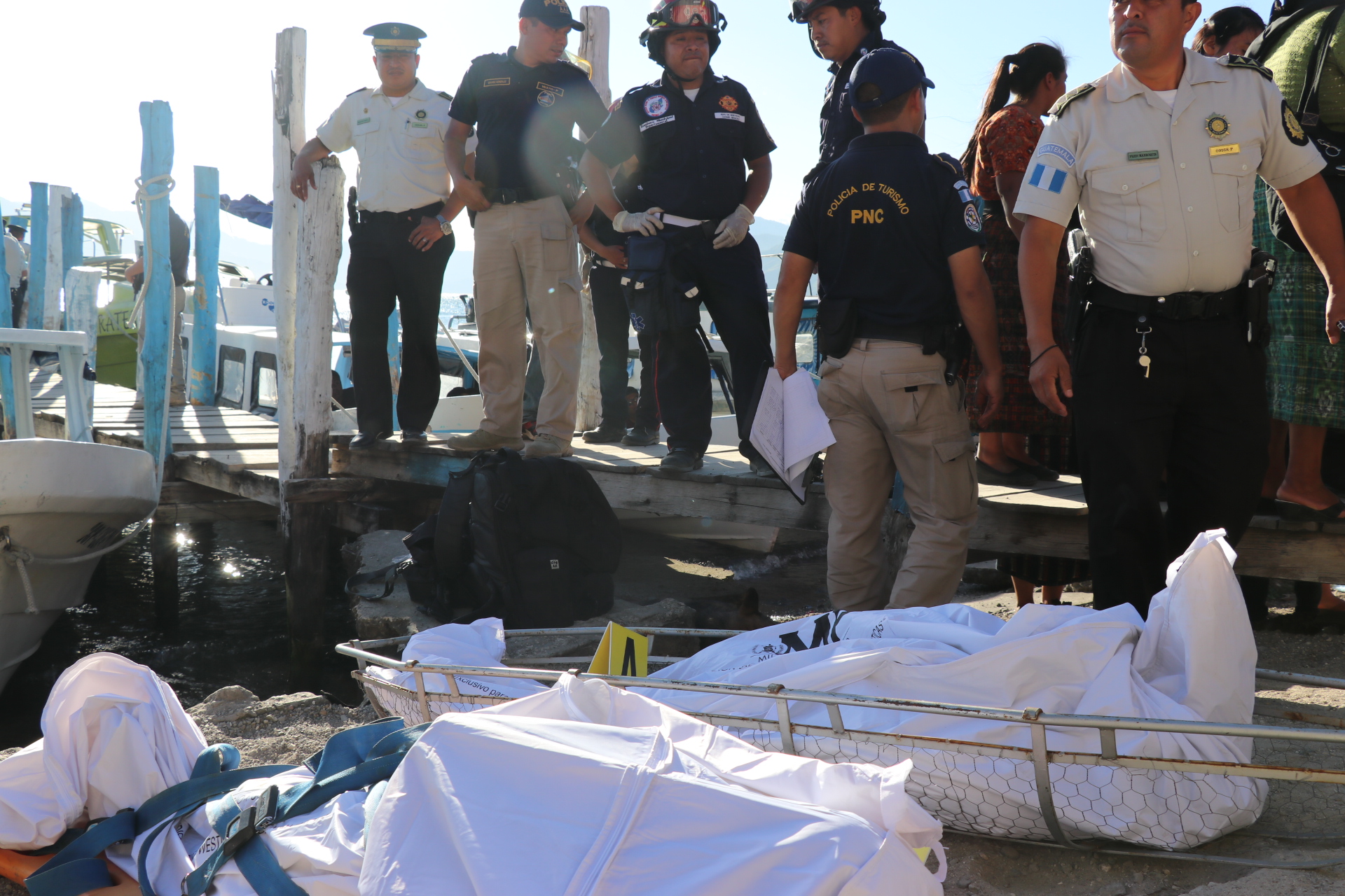 Tres personas muertas y cinco desaparecidas deja el naufragio de  lancha tiburonera en el Lago de Atitlán, el 14 de noviembre de 2018. (Foto Prensa Libre: Héctor Cordero).