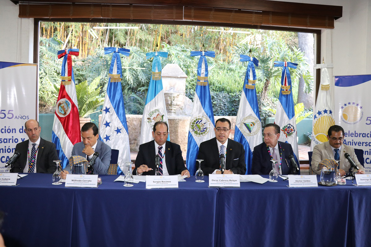 Rodrigo Cubero, presidente del Banco Central de Costa Rica; Wilfredo Cerrato, presidente del Banco Central de Honduras; Sergio Recinos, presidente del Banco de Guatemala; Óscar Cabrera Melgar, presidente del Banco Central de Reserva de El Salvador; Héctor Valdez Albizu, gobernador del Banco Central de la República Dominicana, y Domingo González, secretario del Consejo Monetario Centroamericano. (Foto Prensa Libre: Julio Sicán)