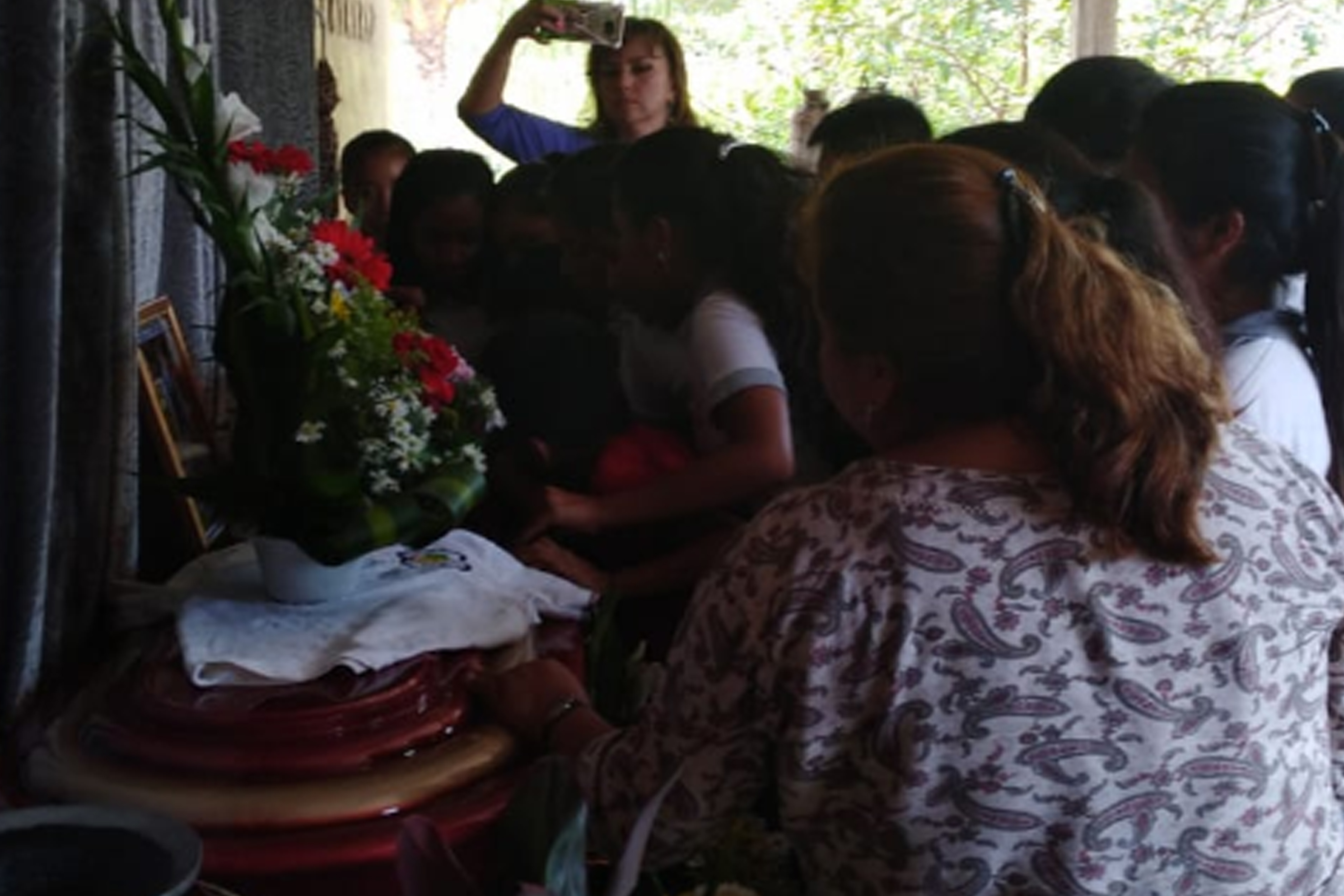 Familiares y vecinos de la comunidad Nicá, Malacatán, San Marcos, velan cuerpos de dos migrantes que murieron en accidente en Chiapas. (Foto Prensa Libre: Whitmer Barrera).