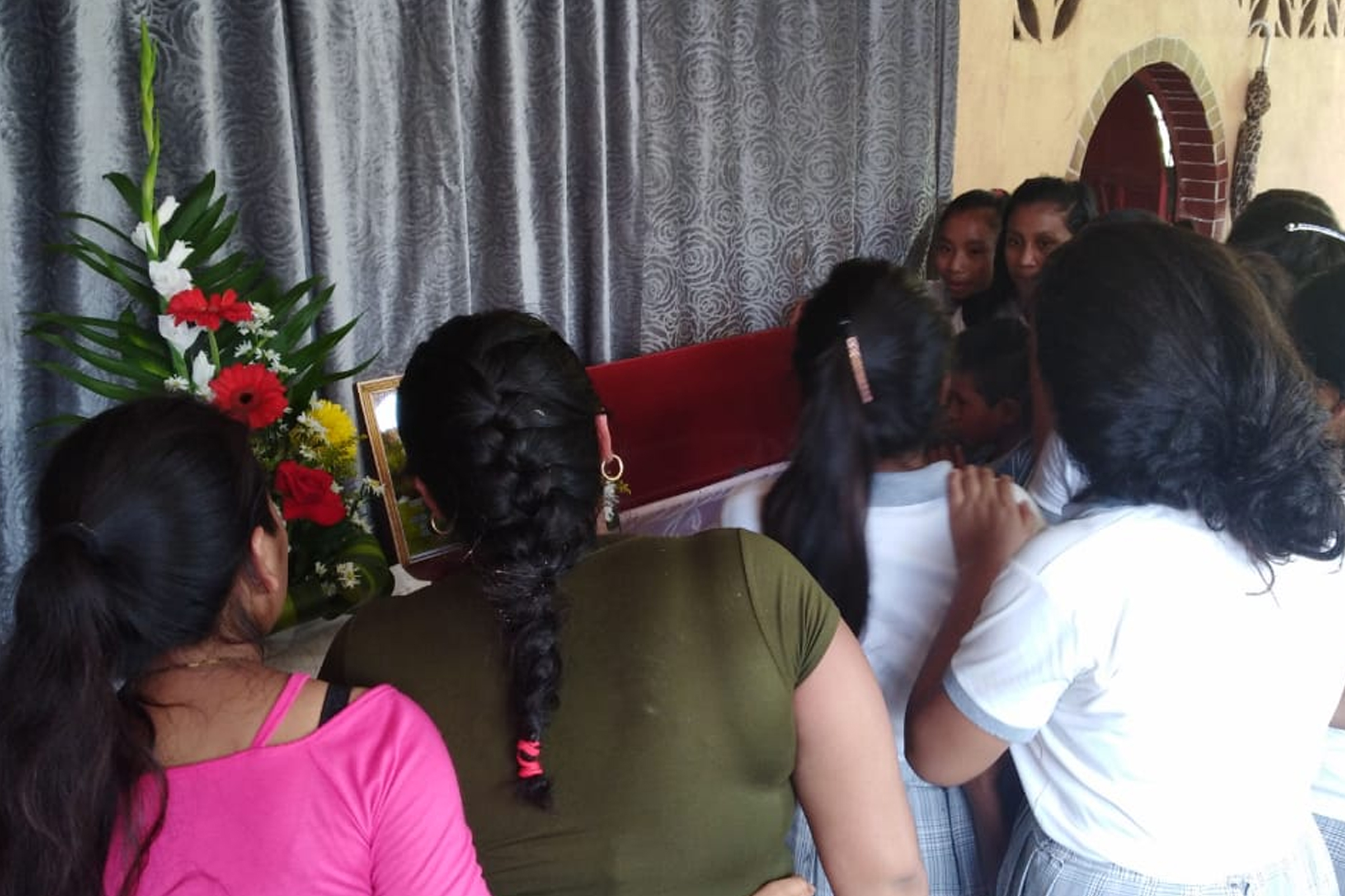 Familiares y vecinos de la comunidad Nicá, Malacatán, San Marcos, velan cuerpos de dos migrantes que murieron en accidente en Chiapas. (Foto Prensa Libre: Whitmer Barrera).