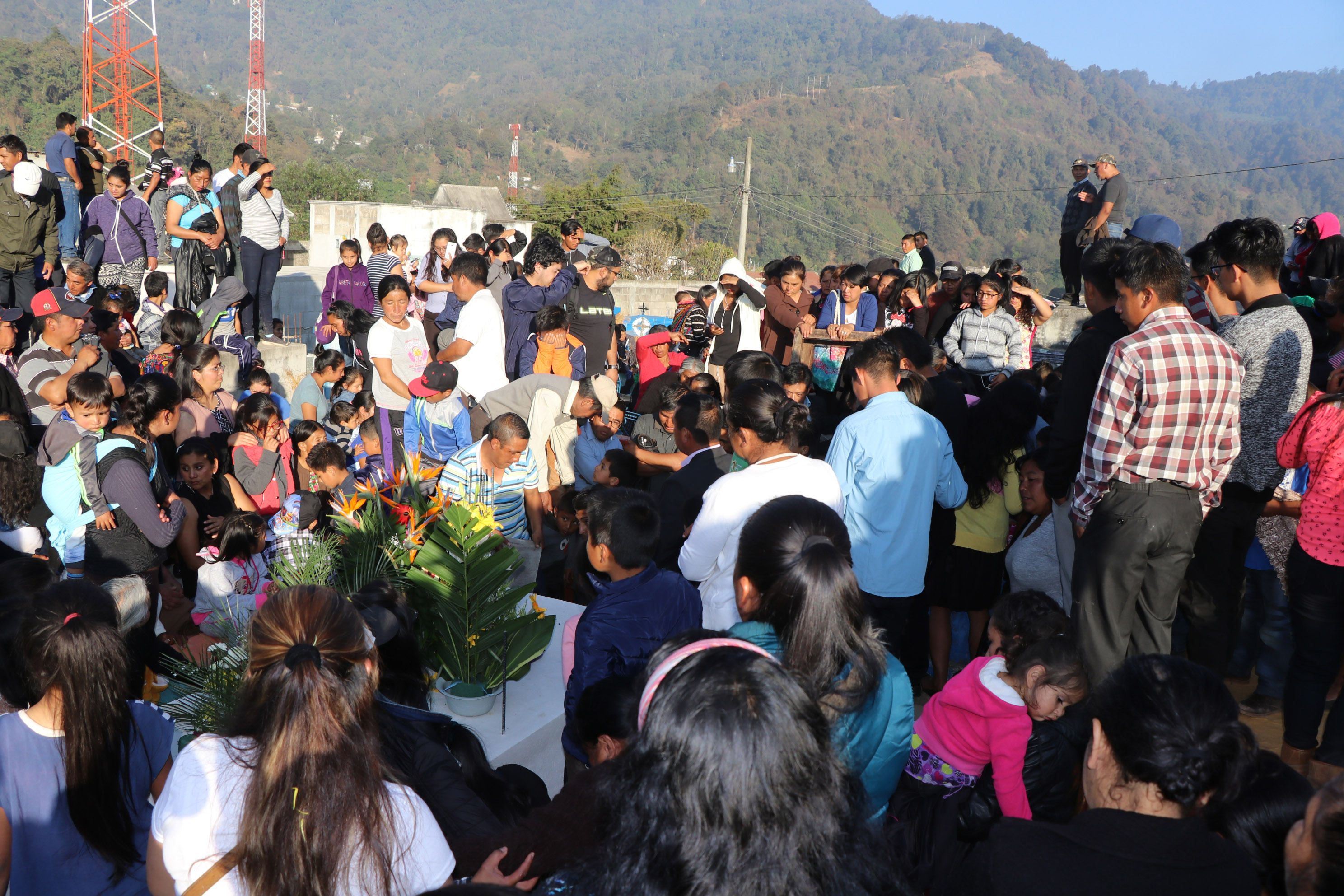 Decenas de pobladores asistieron al sepelio de los migrantes en San Antonio Sacateepéquez, San Marcos. (Foto Prensa Libre: Whitmer Barrera). 