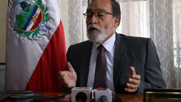 Esta mañana el alcalde Luis Grijalva explicó las razones por las que no estuvo en al reunión de anoche. (Foto Prensa Libre: María Longo) 