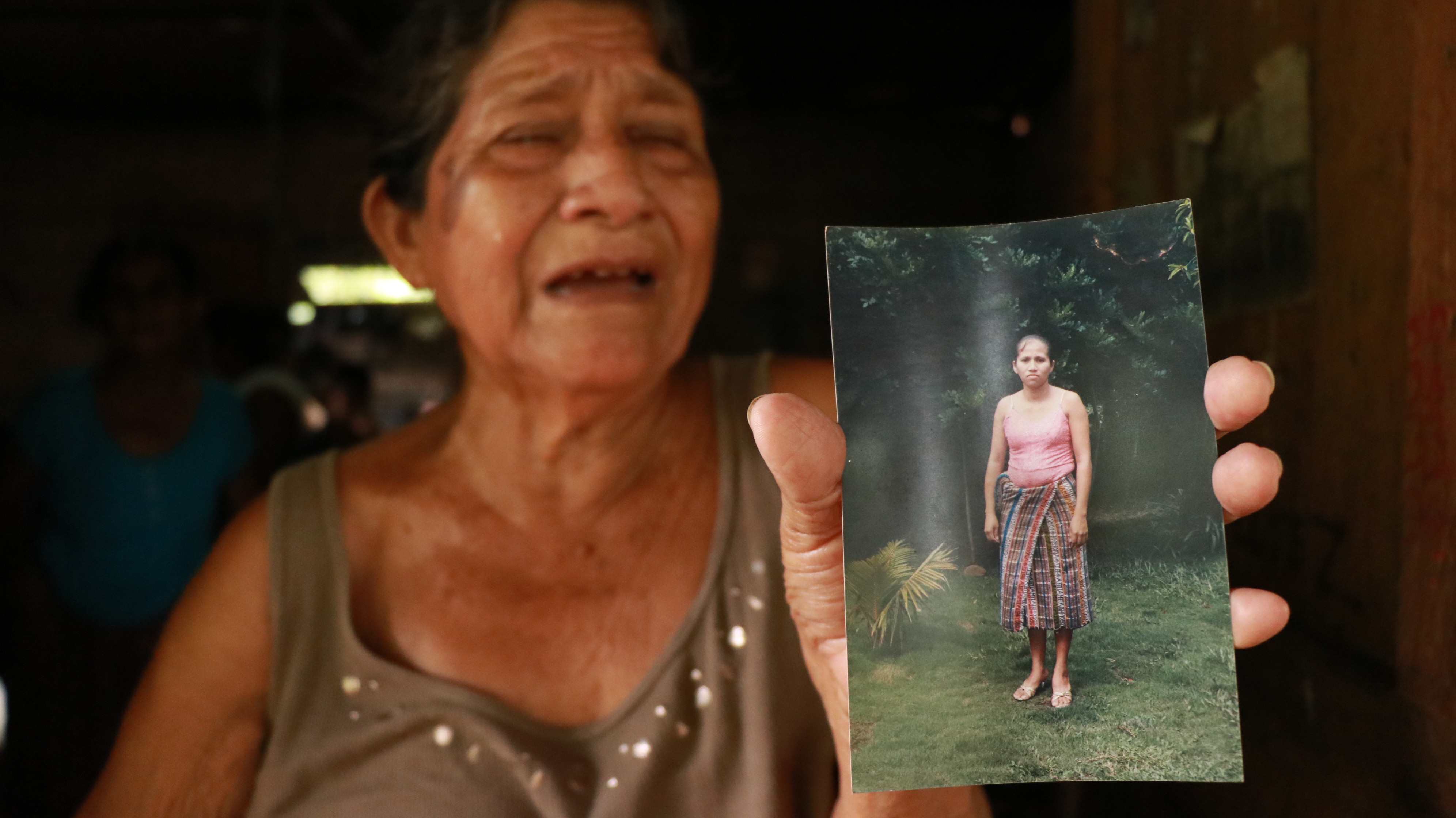Anastasia Tolcha sostiene la foto de su hija Felipa Tolcha, una de las fallecidas. (Foto Prensa Libre: Cristian Soto). 