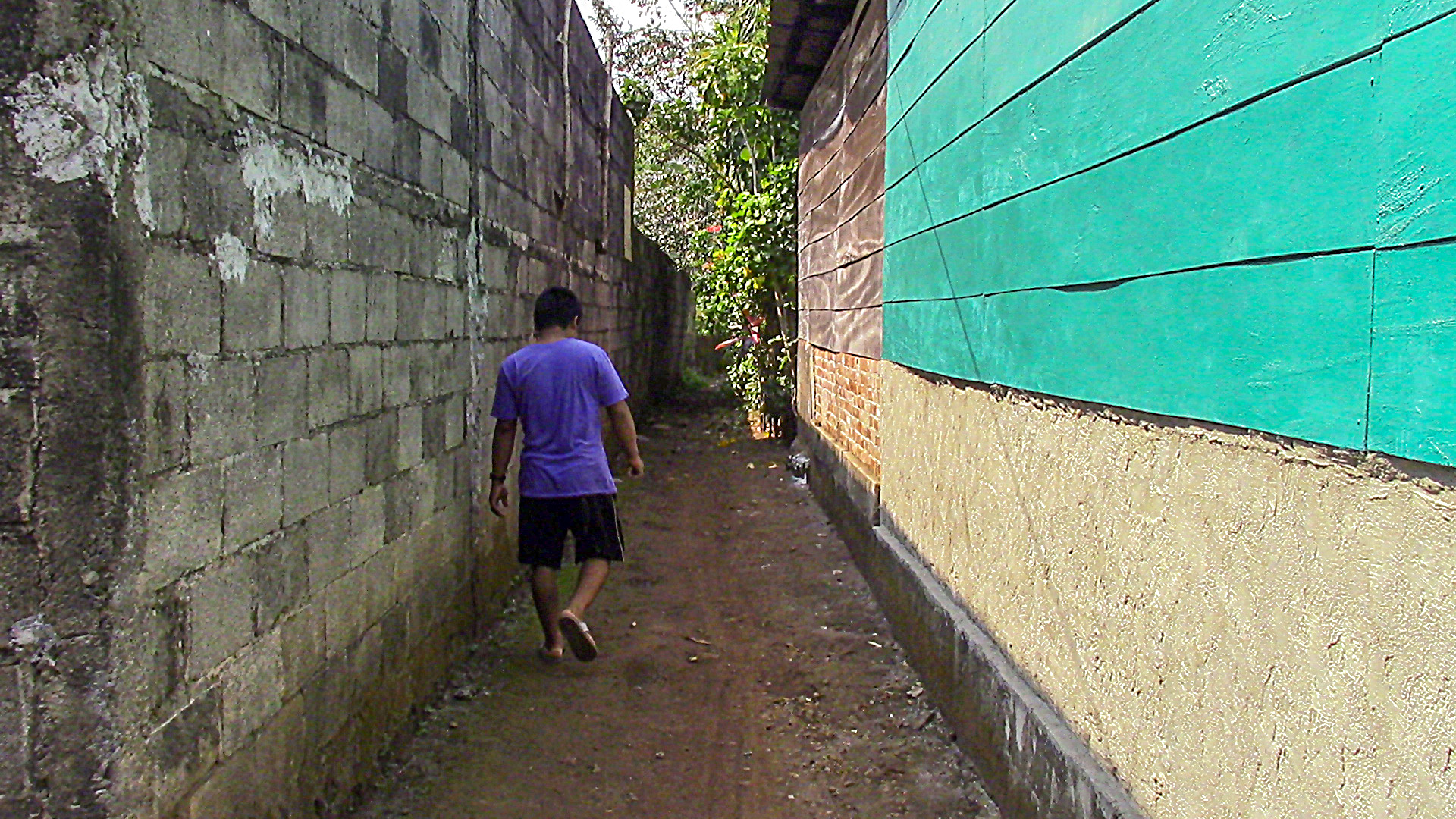 Vecino camina junto a muro perimetral que podría colapsar en Retalhuleu: (Foto Prensa Libre: Rolando Miranda). 