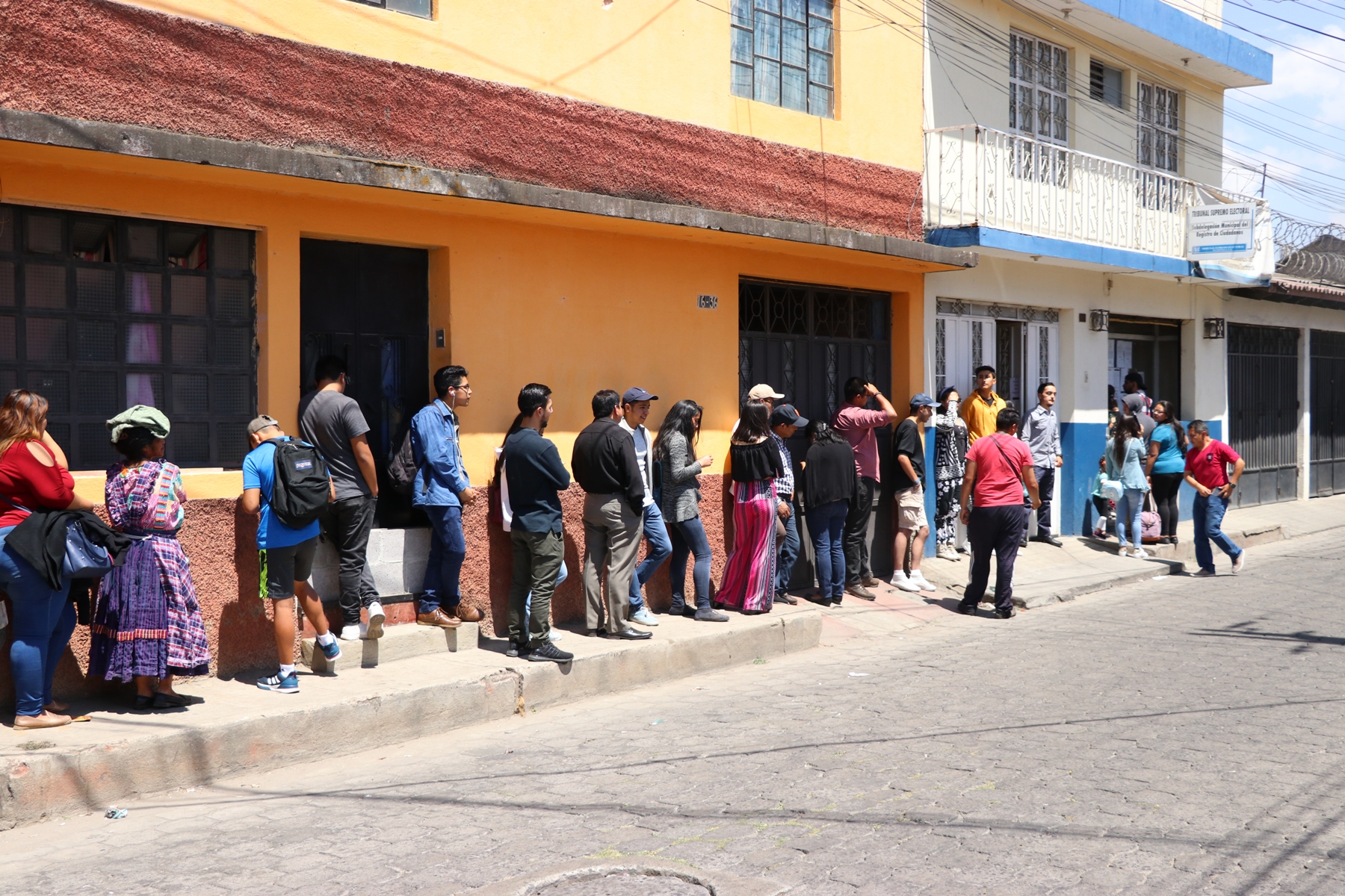 Vecinos acudieron a la 6a. calle, zona 1 de Xela donde esta ubicada la  sede del Registro de Ciudadanos. (Foto Prensa Libre: María Longo)