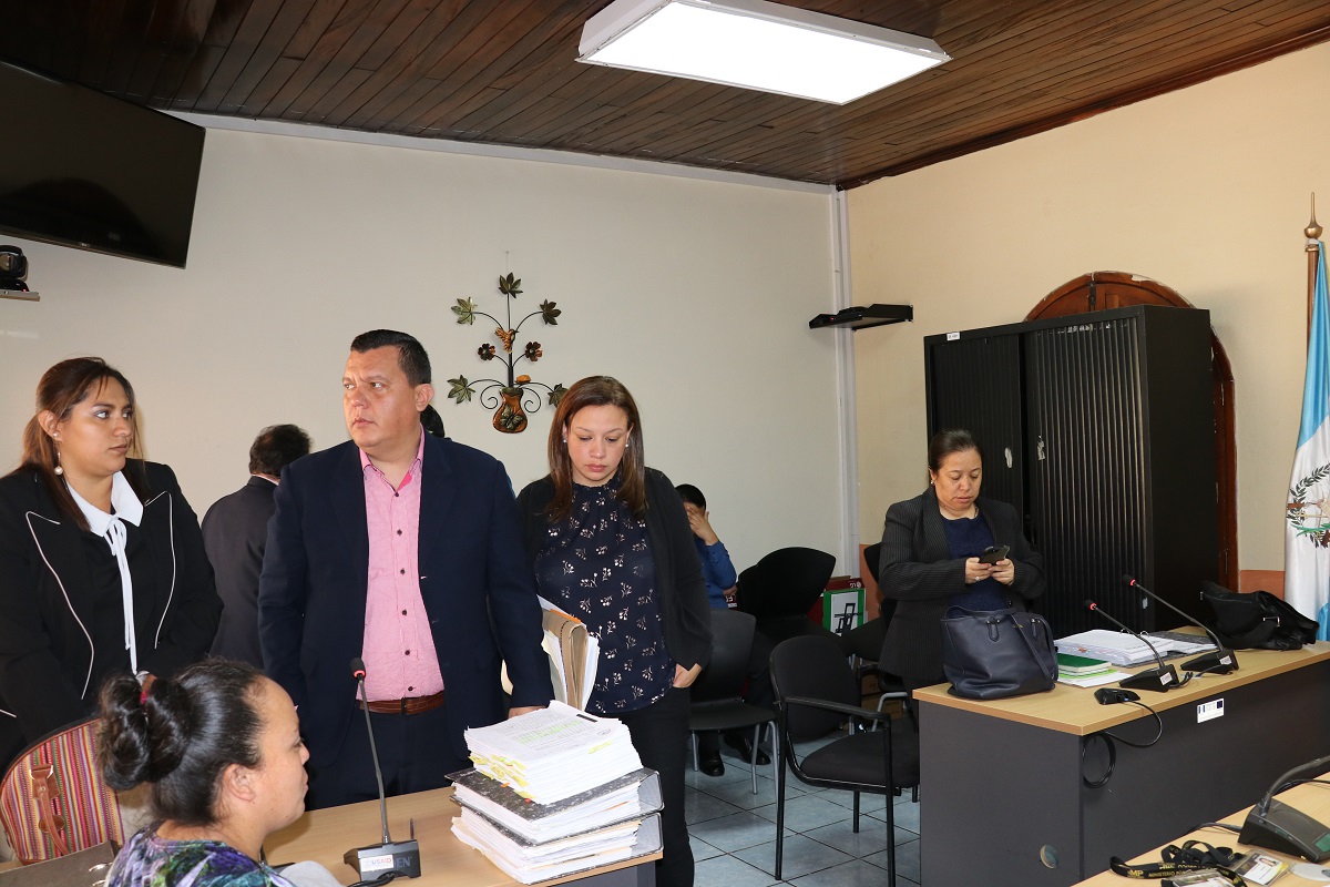 Fiscales del MP y abogados de la defensa permanecen en la sala donde se llevó a cabo la audiencia por el caso de los médicos. (Foto Prensa Libre: Julio Sicán).