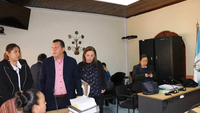 Fiscales del MP y abogados de la defensa permanecen en la sala donde se llevó a cabo la audiencia por el caso de los médicos. (Foto Prensa Libre: Julio Sicán).