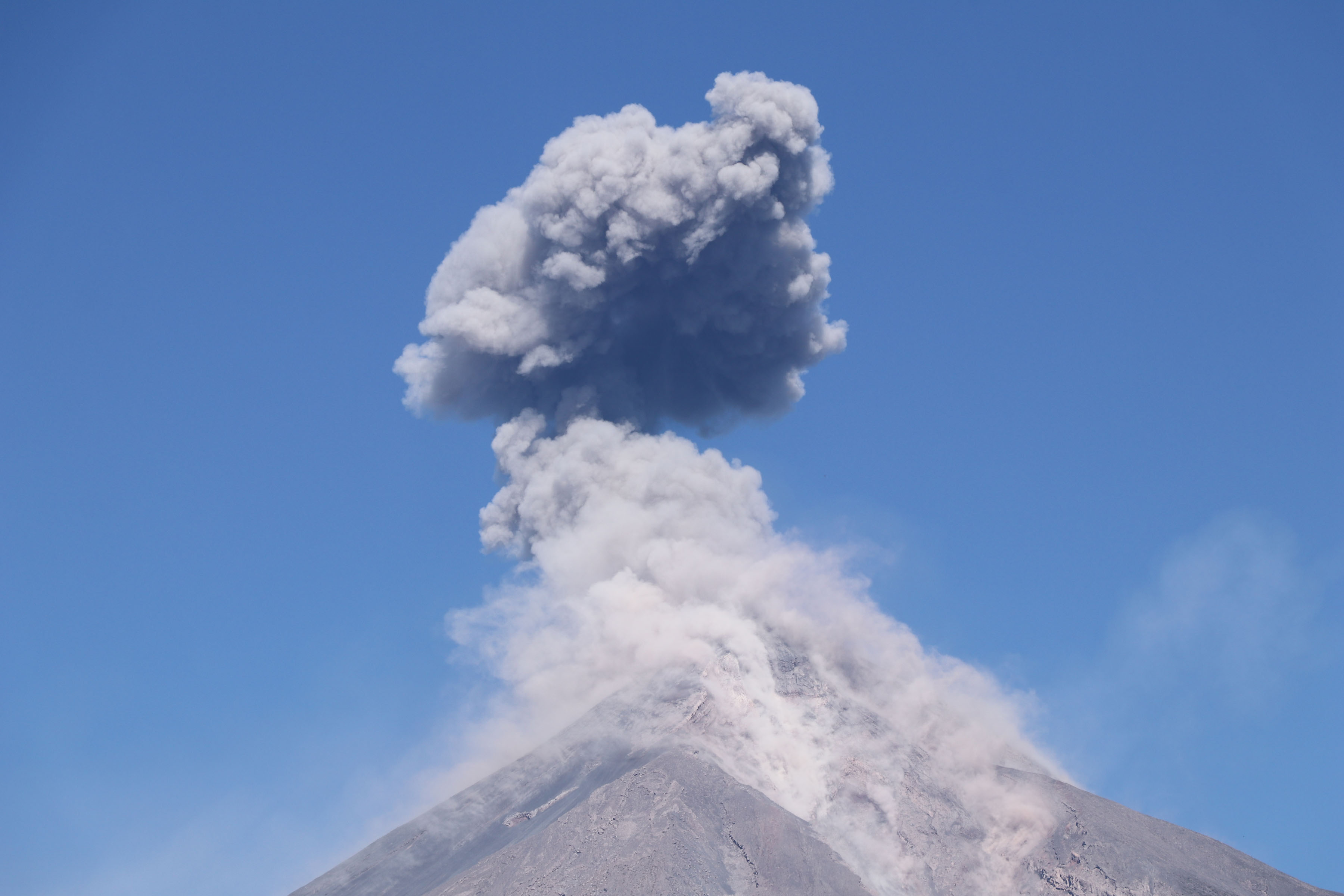 EL Volcán de Fuego, ubicado entre Chimaltenango, Sacatepéquez y Escuintla, se mantienen en constante actividad. (Foto Prensa Libre: Carlo Paredes)