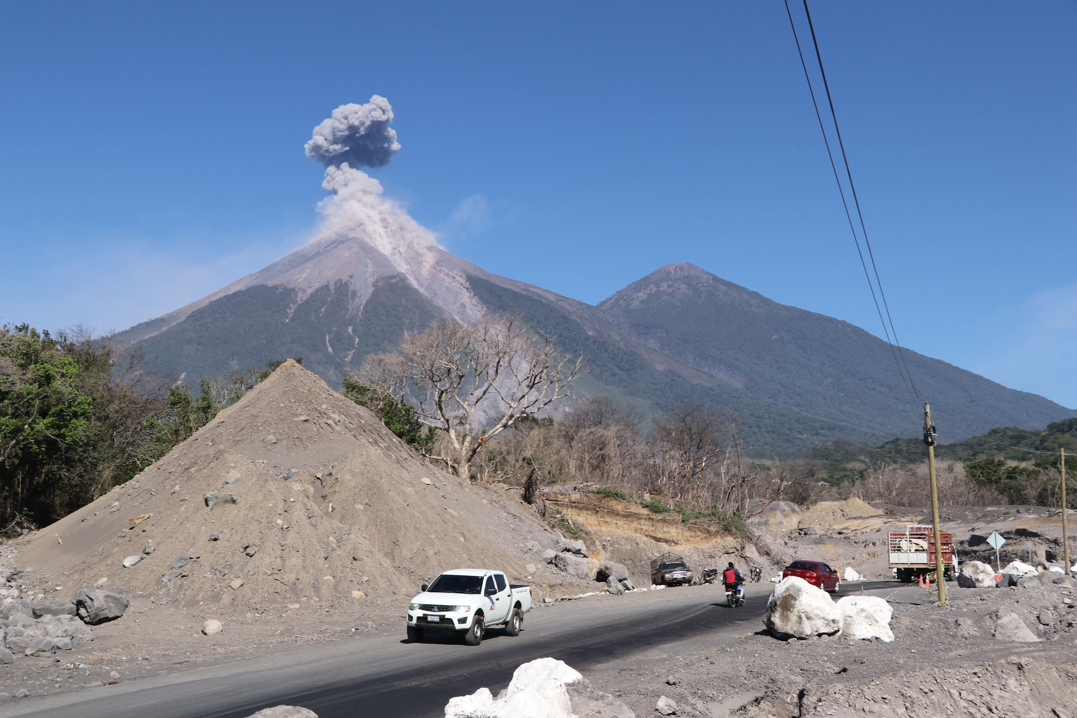 La Ruta Nacional 14 ya es transitable, aunque persiste la amenaza del Volcán de Fuego. (Foto Prensa Libre: Hemeroteca PL)