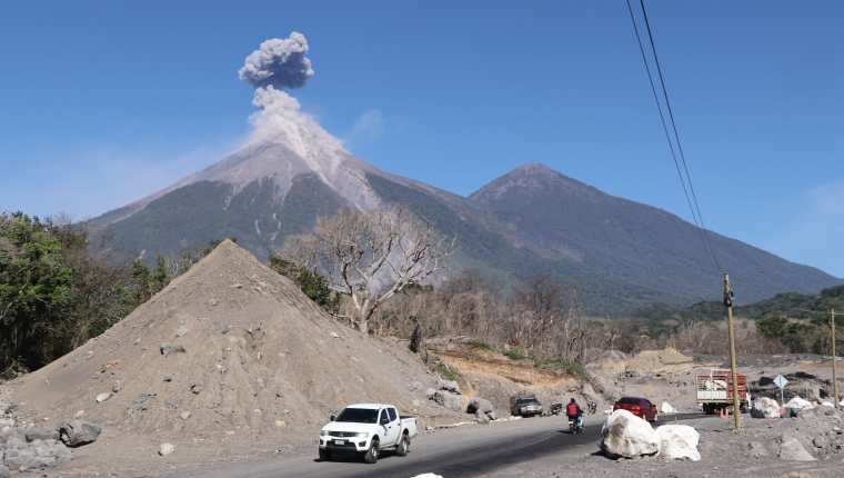 La Ruta Nacional 14 ya es transitable, aunque persiste la amenaza del Volcán de Fuego. (Foto Prensa Libre: Hemeroteca PL)