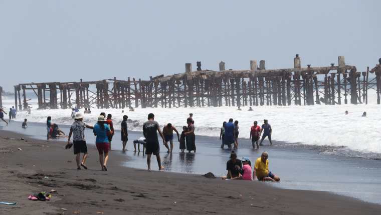 Se espera le llegada de miles de turistas a Puerto San José durante Semana Santa. (Foto Prensa Libre: Enrique Paredes). 