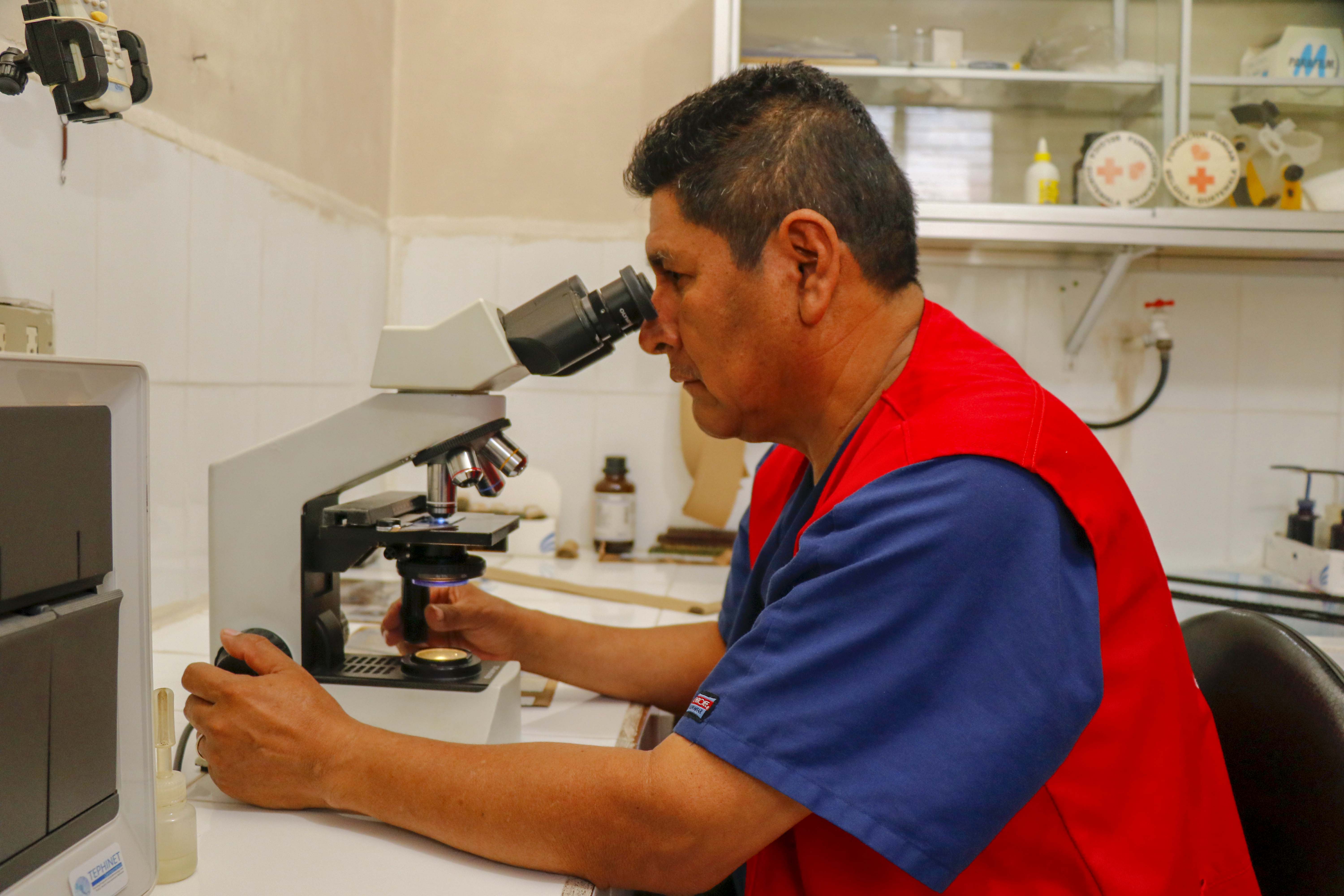 Los casos de pacientes con tuberculosis se detectan en un microscopio que hay en el laboratorio del Programa de Tuberculosis del Área de Salud de Retalhuleu. (Foto Prensa Libre: Rolando Miranda).