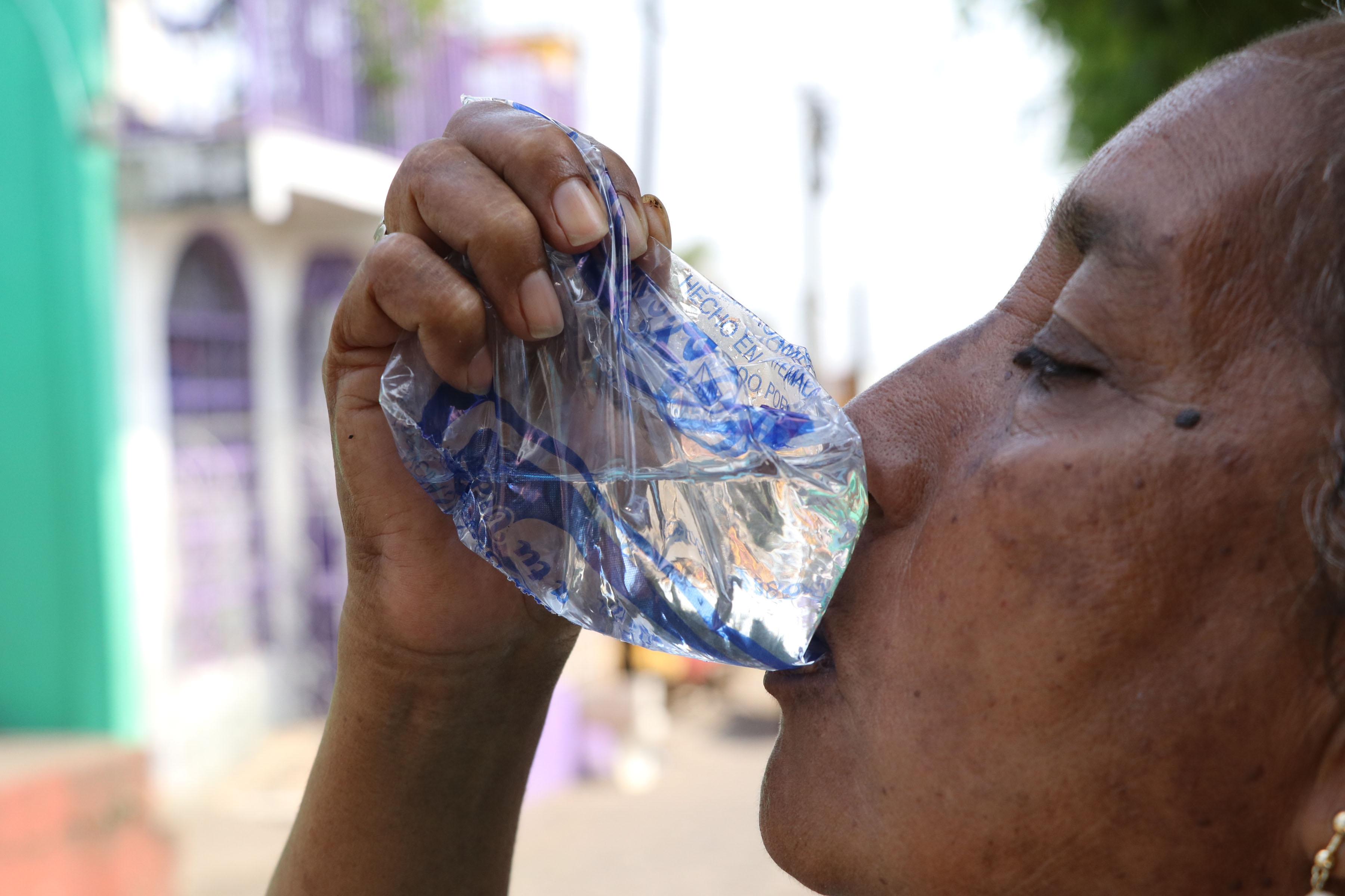 Debido a la escasez de agua entubada muchas personas compran agua en bolsa en Escuintla. (Foto Prensa Libre: Enrique Paredes). 