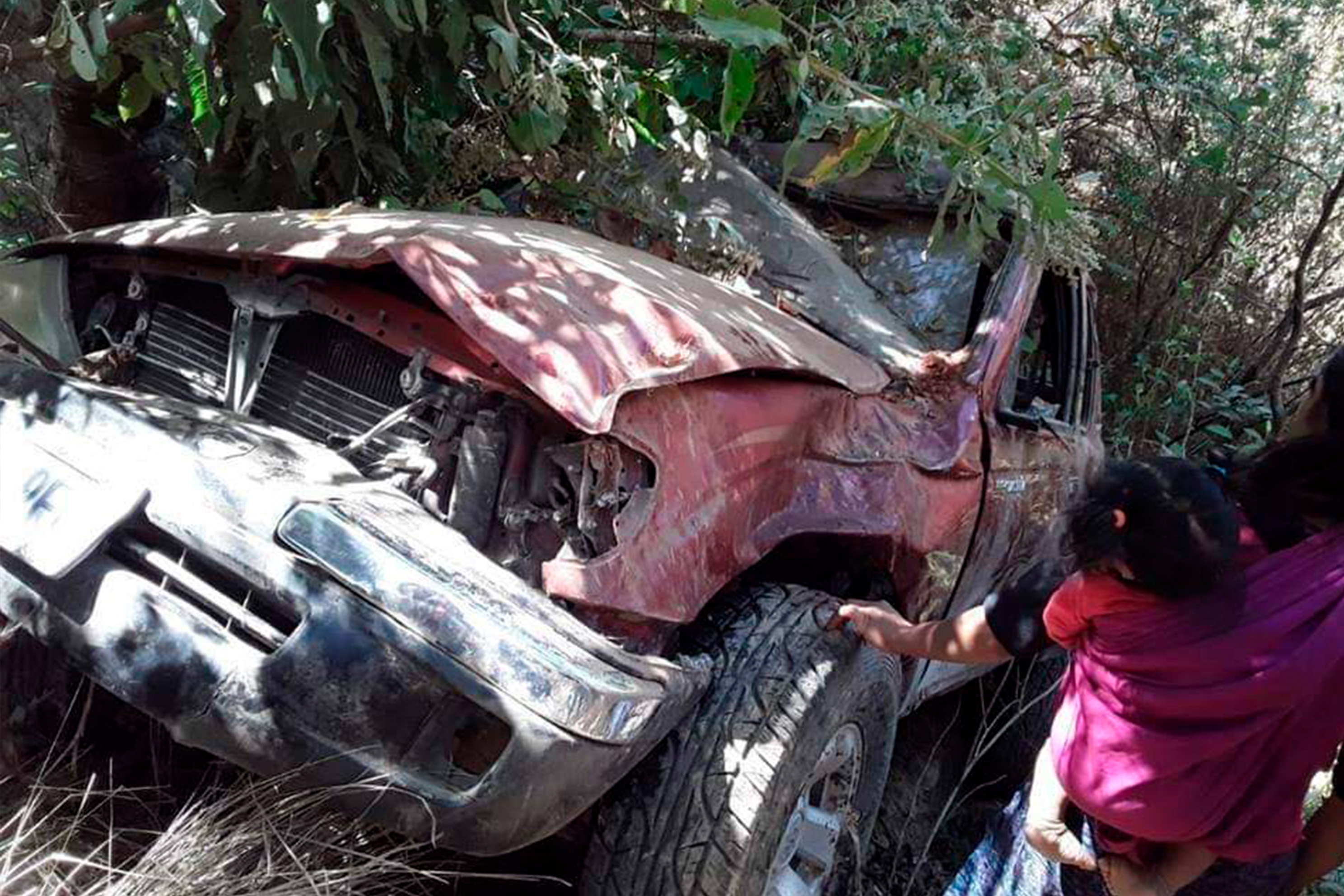 El picop, que, según pobladores, iba sobrecargado, quedó destruido en el fondo del barranco en Concepción Tutuapa, San Marcos. (Foto Prensa Libre: Whitmer Barrera)