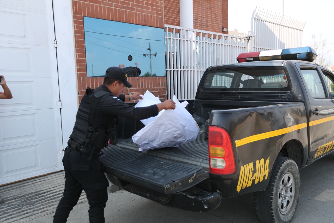 Los restos de la bebé fueron trasladados al Inacif de la cabecera departamental. (Foto Prensa Libre: María Longo) 