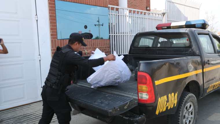 Los restos de la bebé fueron trasladados al Inacif de la cabecera departamental. (Foto Prensa Libre: María Longo) 