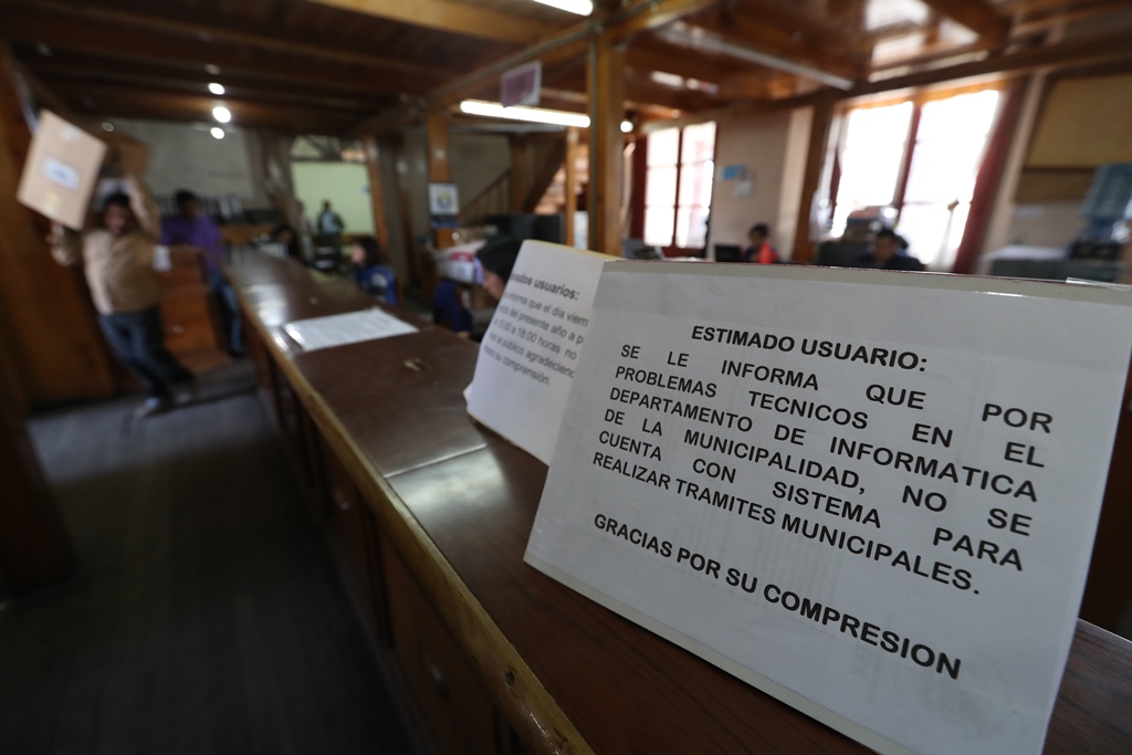 Caída del sistema informático de la Municipalidad de Quetzaltenango provoca que no se cobren los servicios municipales, ni se extiendan licencias municipales. (Foto Prensa Libre: Mynor Toc)