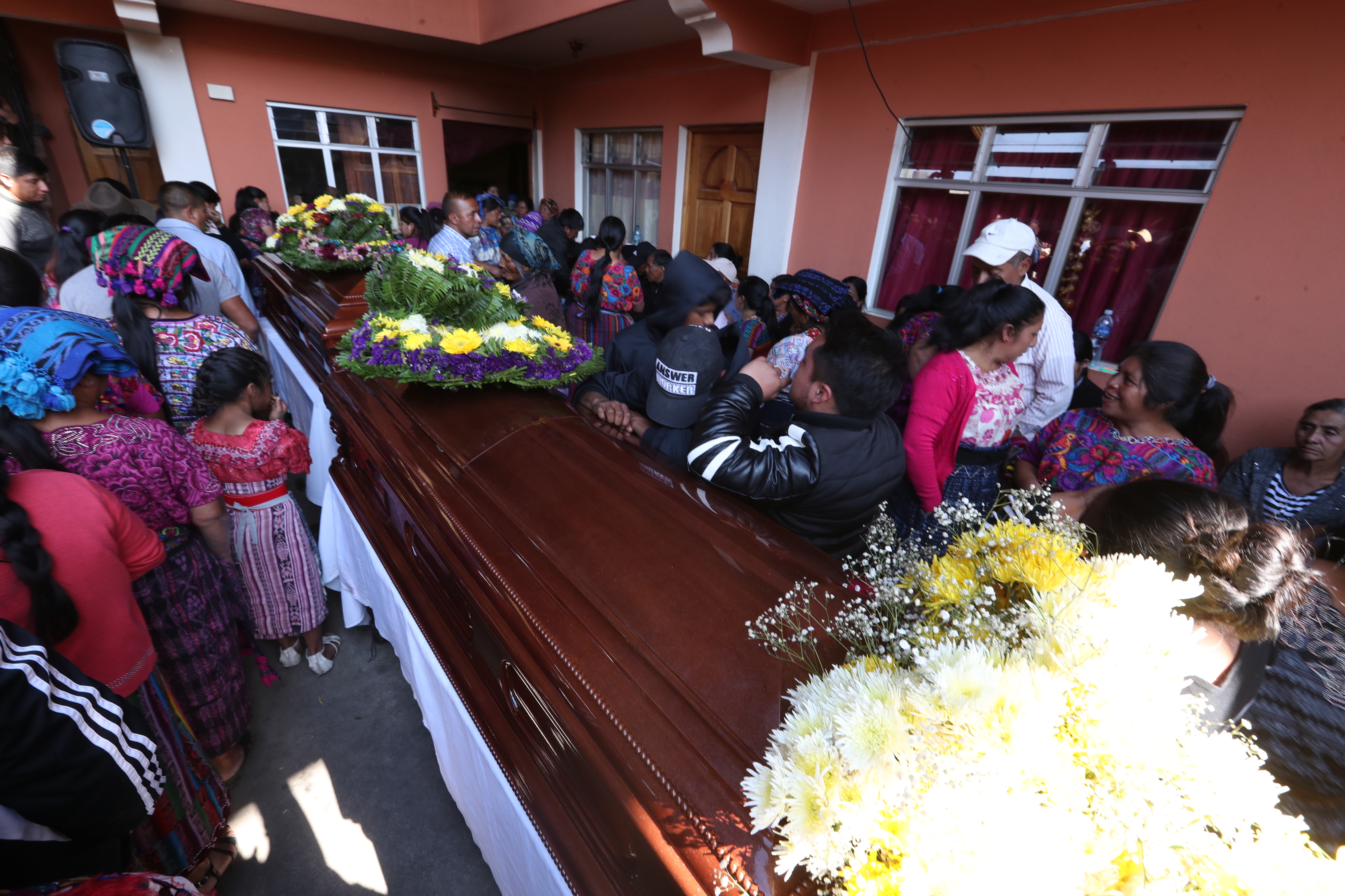 Vecinos de la aldea Nueva Concepción, San Juan Ostuncalco, llegaron a dar el pésame a las familias de los esposos. (Foto Prensa Libre: Mynor Toc)