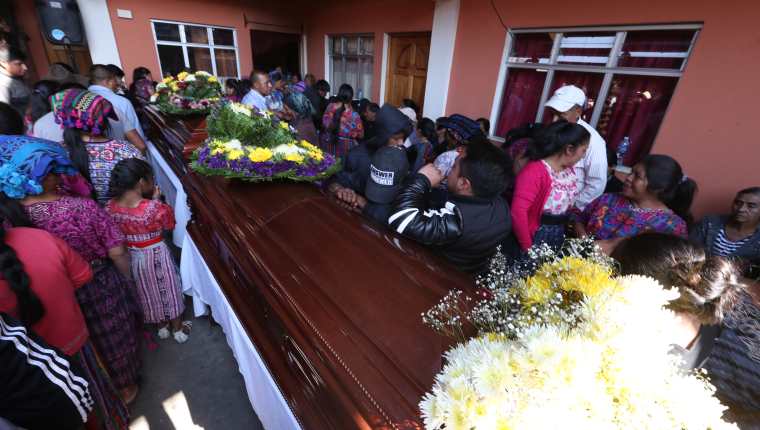 Vecinos de la aldea Nueva Concepción, San Juan Ostuncalco, llegaron a dar el pésame a las familias de los esposos. (Foto Prensa Libre: Mynor Toc)