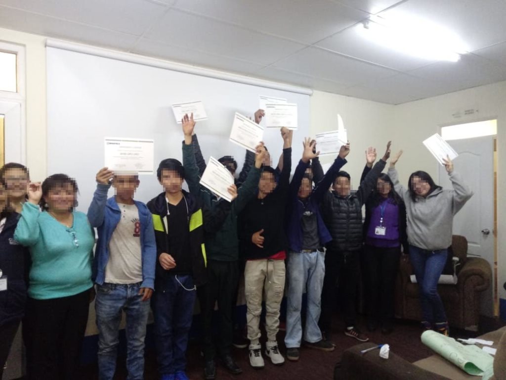 Adolescentes que gozan de libertad participaron participaron de un taller auspiciado por la empresa Xelapan. (Foto Prensa Libre: SBS)