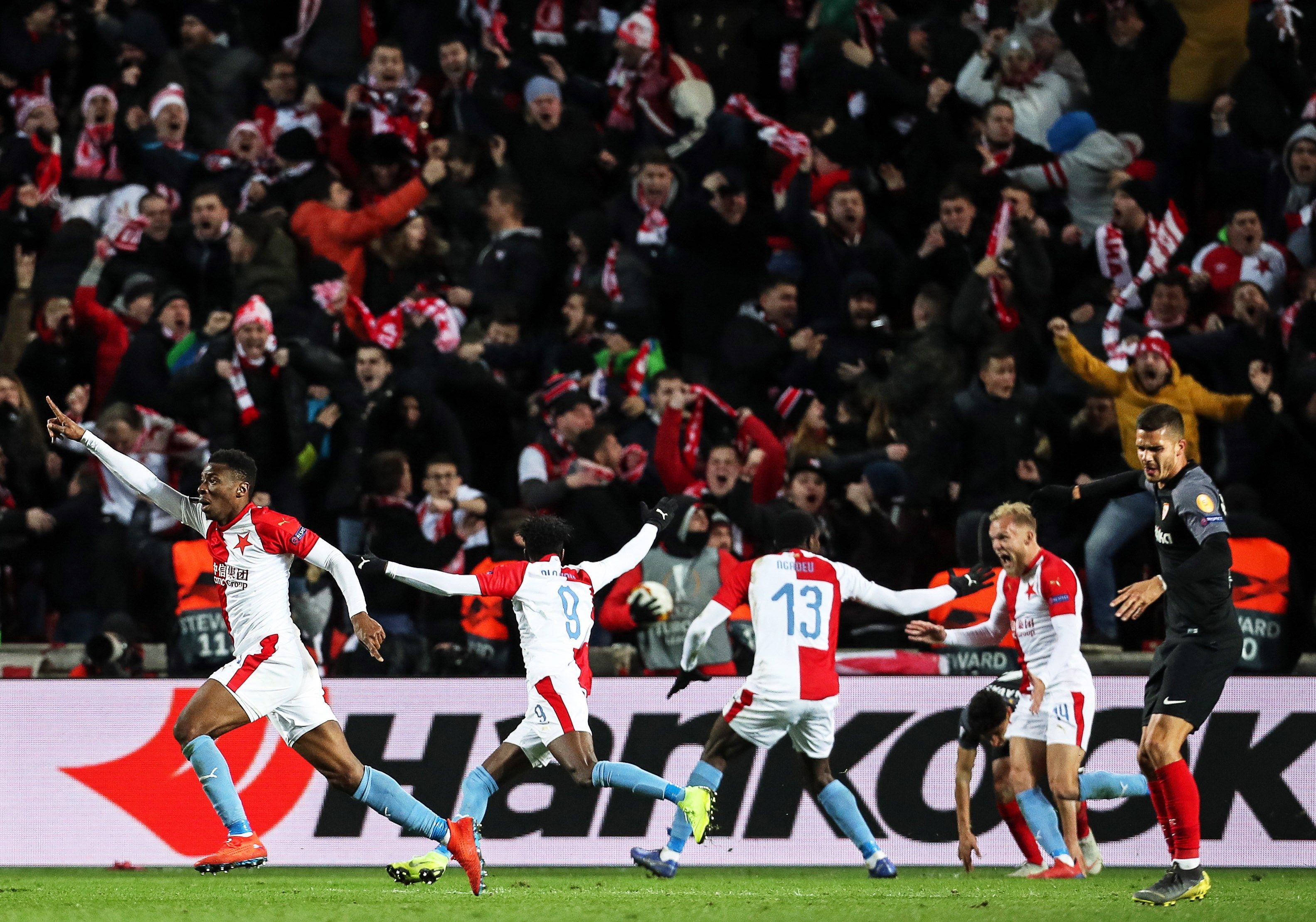 Jugadores del Slavia Praga celebran el 4-3 este jueves durante un partido de la ronda 16 de Liga Europa de la UEFA entre el SK Slavia Praga y el Sevilla FC (Foto Prensa Libre: EFE)