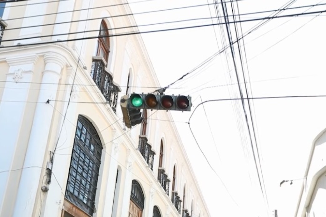 Semáforos del Centro Histórico serán substituidos por los nuevos semáforos que compró la comuna la semana pasada.  (Foto Prensa Libe: María Longo)