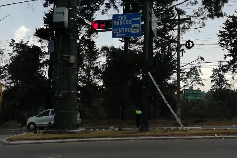 Los semáforos fueron instalados en enero de 2018 pero funcionaron hasta este año. (Foto Prensa Libre: María Longo) 