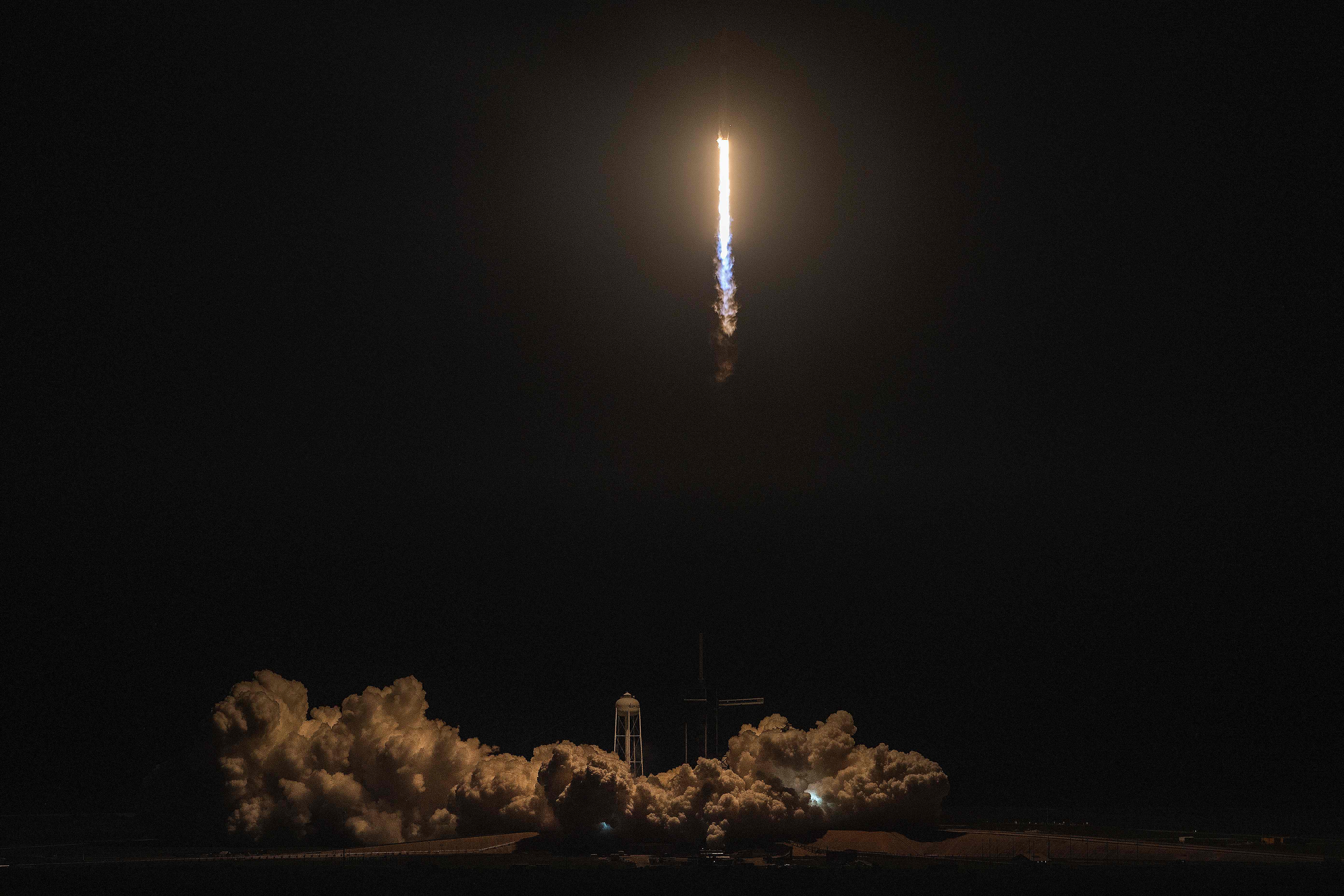 El cohete SpaceX Falcon 9 con la nave espacial Crew Dragon, a bordo de la compañía, despega durante la misión Demo-1, en el Centro Espacial Kennedy en Florida, EE. UU. (Foto Prensa Libre: AFP)