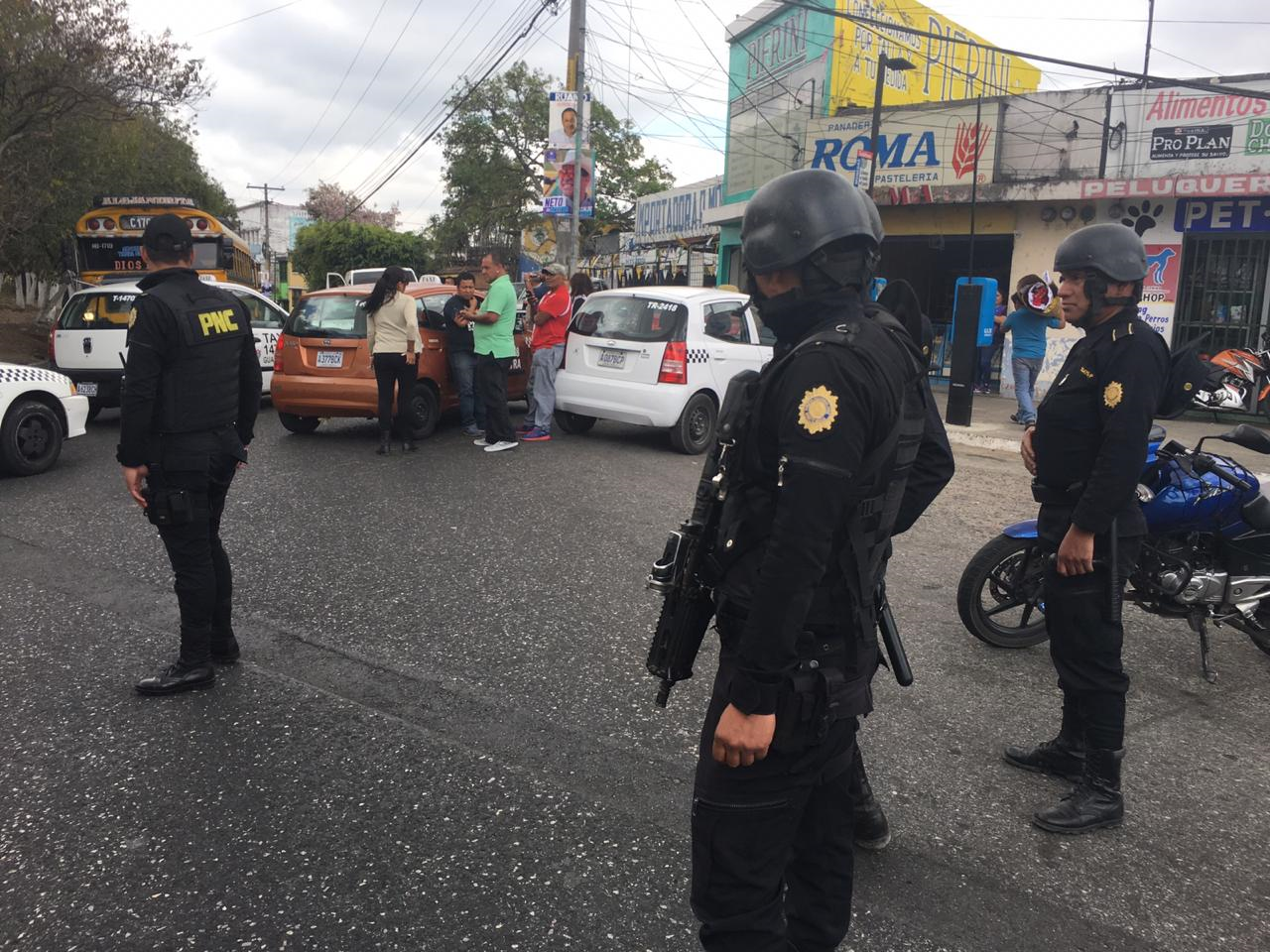 Los taxistas bloquearon el paso frente al Juzgado de Mixco en protesta por la captura de uno de sus compañeros. (Foto Prensa Libre: Cortesía)