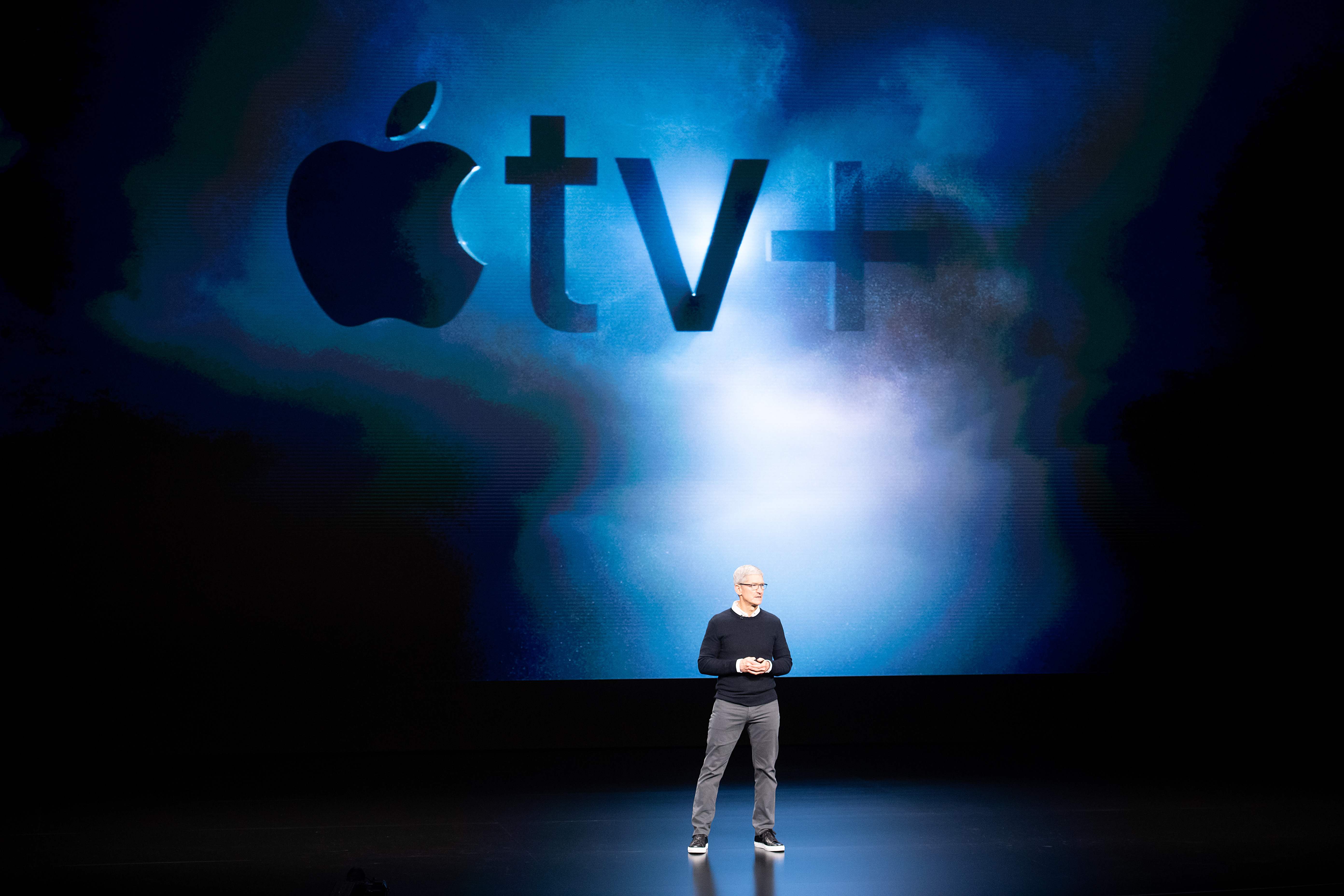 Tim Cook presenta el servicio de "streaming": "Apple tv+", con el que Apple busca competir en la industria del contenido bajo demanda. (Foto Prensa Libre: AFP)