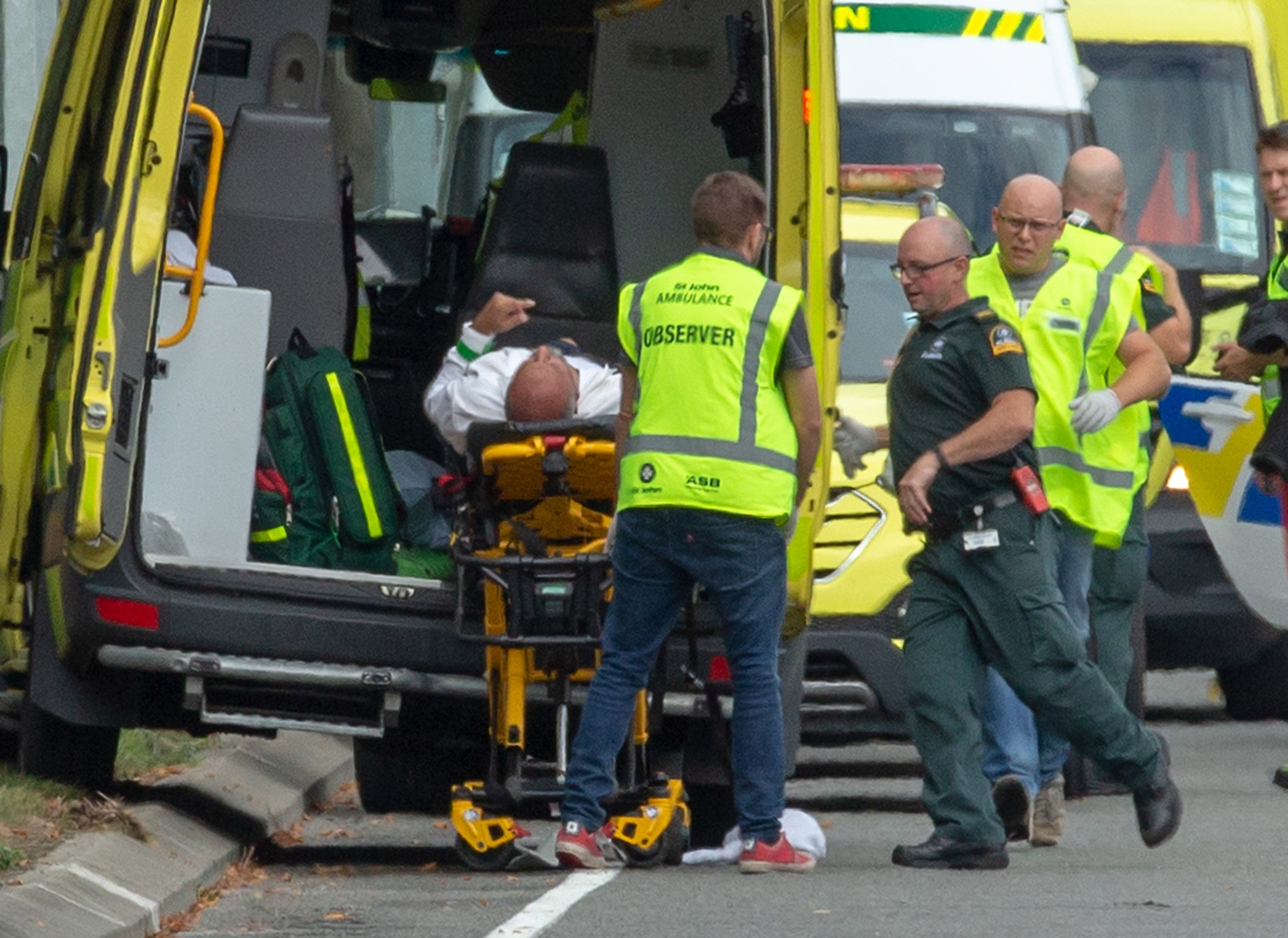 Socorristas trasladan a uno de los heridos en Christchurch, Nueva Zelanda. (Foto Prensa Libre: EFE)
