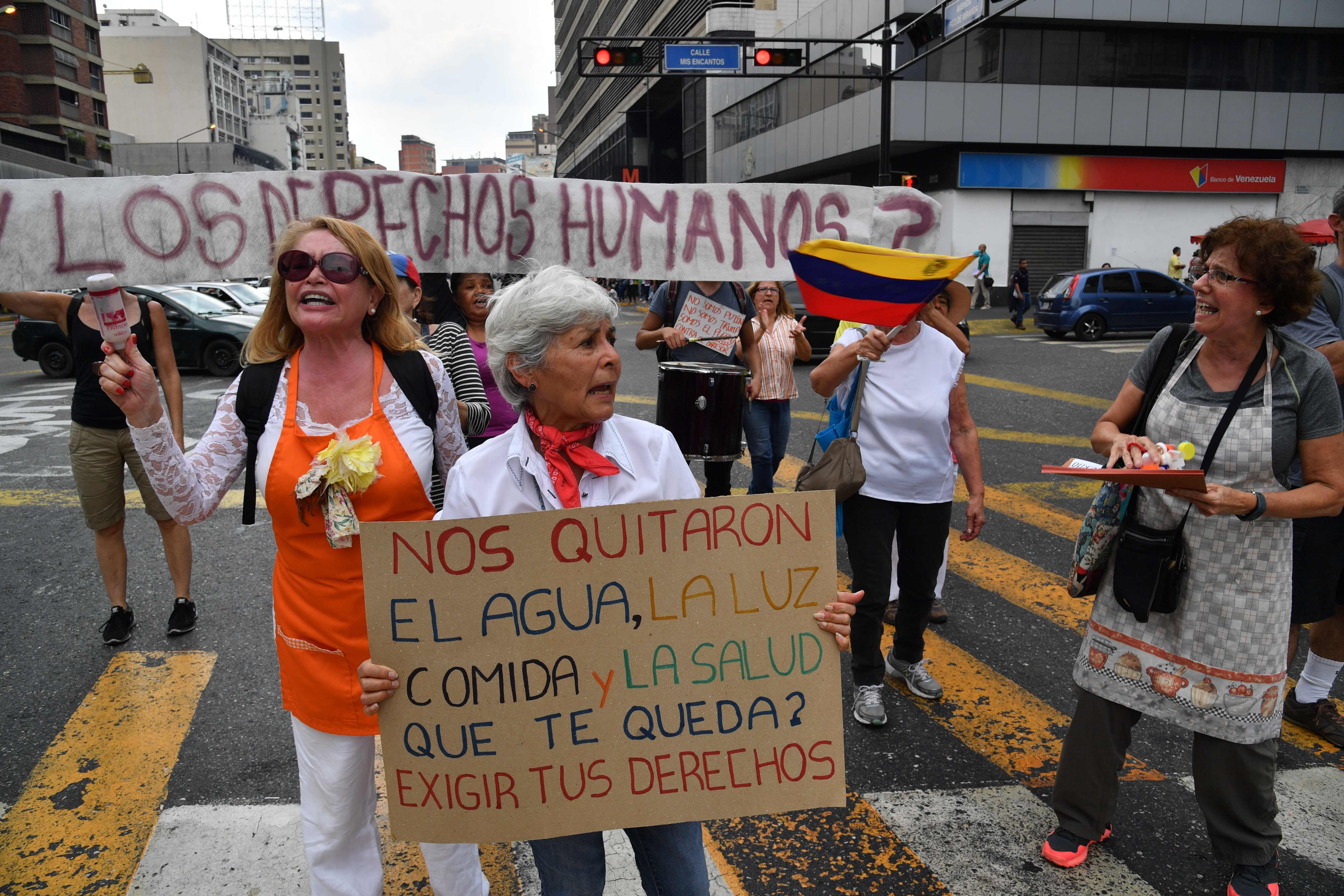 Los manifestantes antigubernamentales se manifiestan contra la escasez de todo tipo en Venezuela, en el barrio de Chacao en Caracas. (Foto Prensa Libre: AFP)
