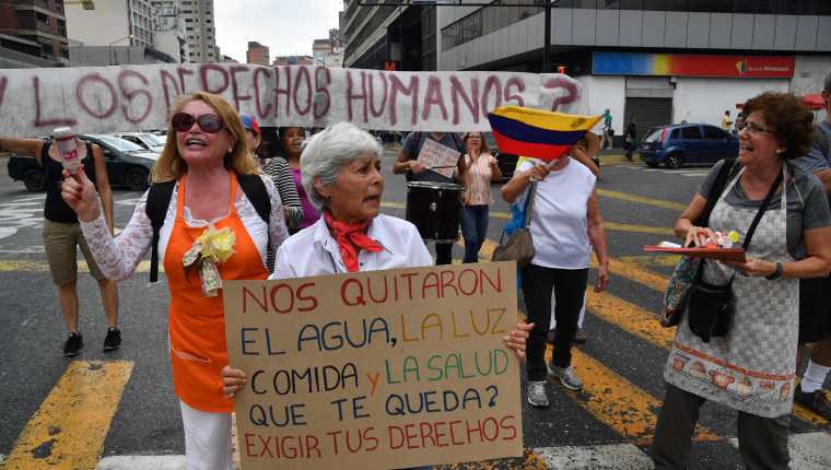Los manifestantes antigubernamentales se manifiestan contra la escasez de todo tipo en Venezuela, en el barrio de Chacao en Caracas. (Foto Prensa Libre: AFP)