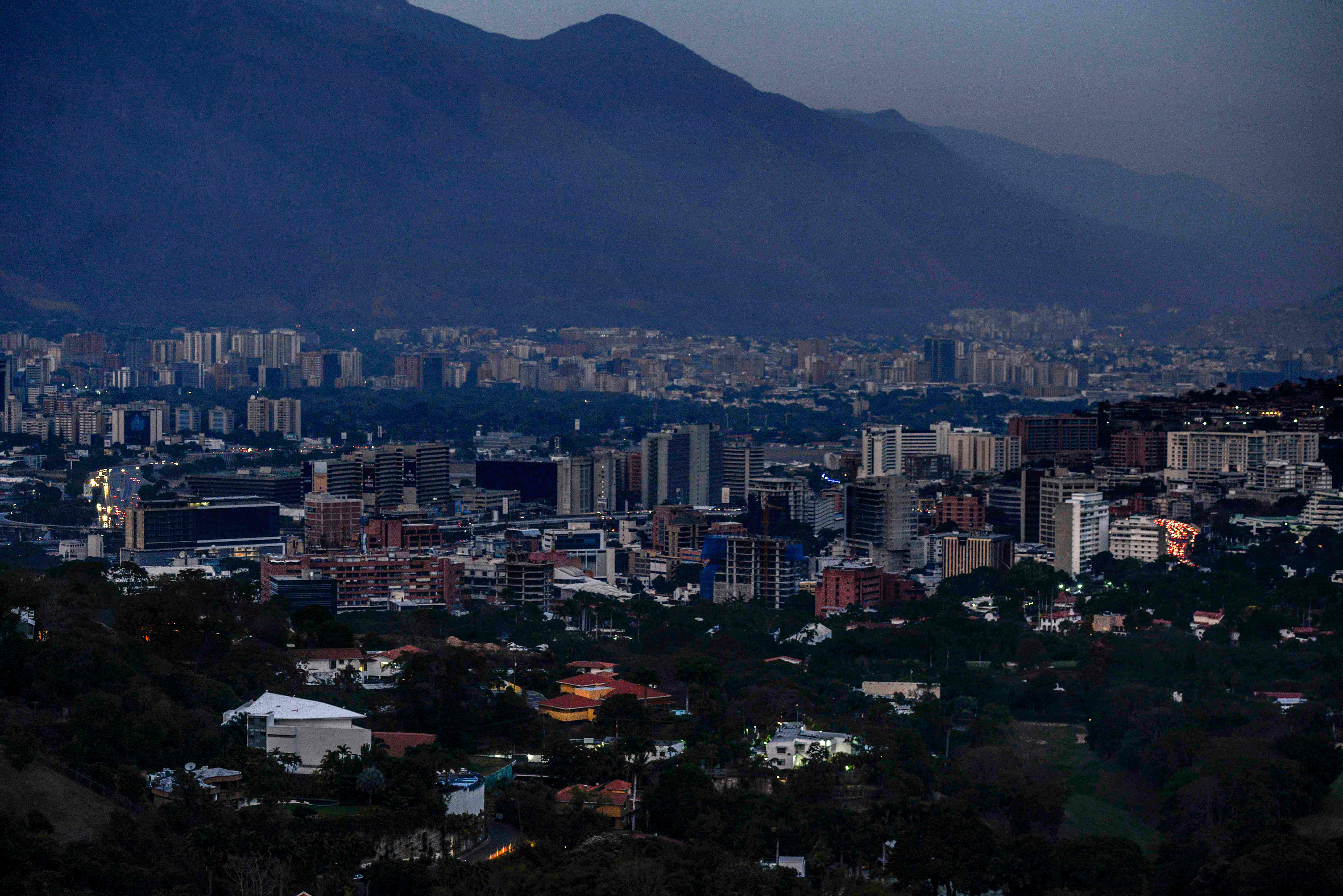 Vista de Caracas, que ha sido escenario de un histórico apagón. (Foto Prensa Libre: AFP)
