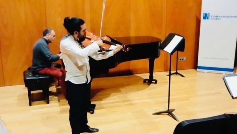 En el 2018 el  músico quetzalteco viajó a España en donde ahora estudia una Maestría. (Foto Prensa Libre: Cortesía) 