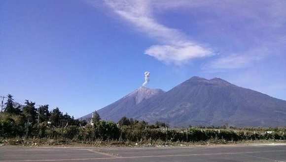 El Volcán de Fuego incrementa su actividad y podría hacer erupción en las próximas horas y días. (Foto Prensa Libre: Hemeroteca PL) 
