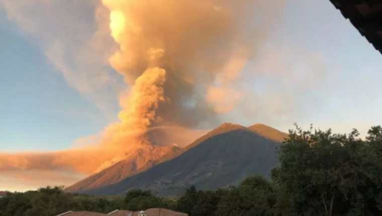 El humo y la ceniza expulsada por el Volcán de Fuego pintó de naranja el cielo de los guatemaltecos. (Foto Prensa Libre: Hemeroteca PL) 