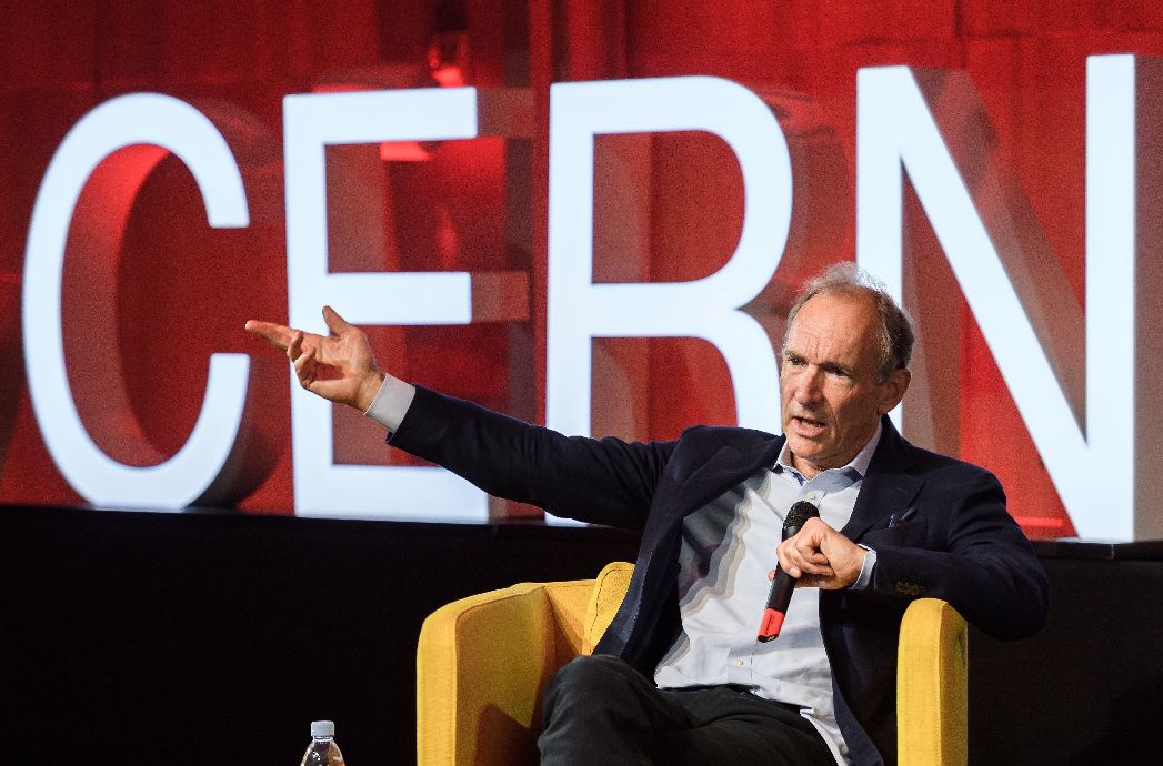 El padre de la Web, Tim Berners-Lee, dio un discurso durante un evento para celebrar el 30 aniversario de la World Wide Web, en el Centro Europeo de Física de Partículas, CERN. (Foto Prensa Libre: AFP)