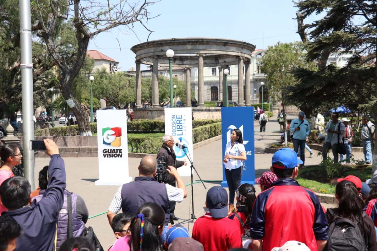 Cabildo Abierto de Prensa Libre y Guatevisión se llevó a cabo en el parque central de Quetzaltenango. (Foto Prensa Libre: Raúl Juárez)