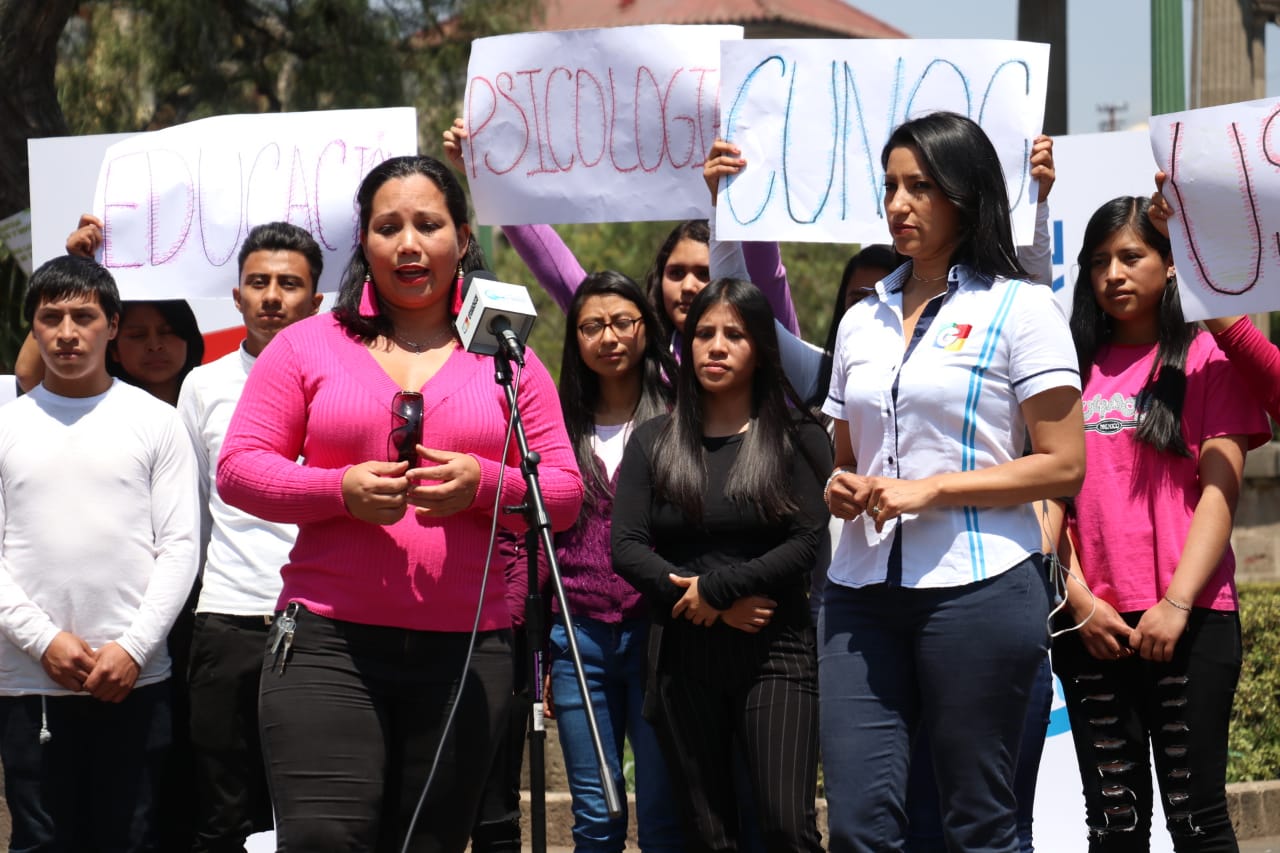 Estudiantes conversan durante la transmisión de Cabildo Abierto con la periodista Eslly Melgarejo. (Foto Prensa Libre: Raúl Juárez) 