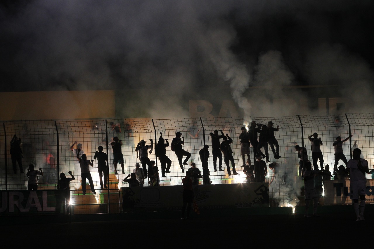 Los aficionados de Comunicaciones utilizaron juego pirotécnicos en el partido Deportivo Petapa vs Comunicaciones. (Foto Prensa Libre: Norvin Mendoza)